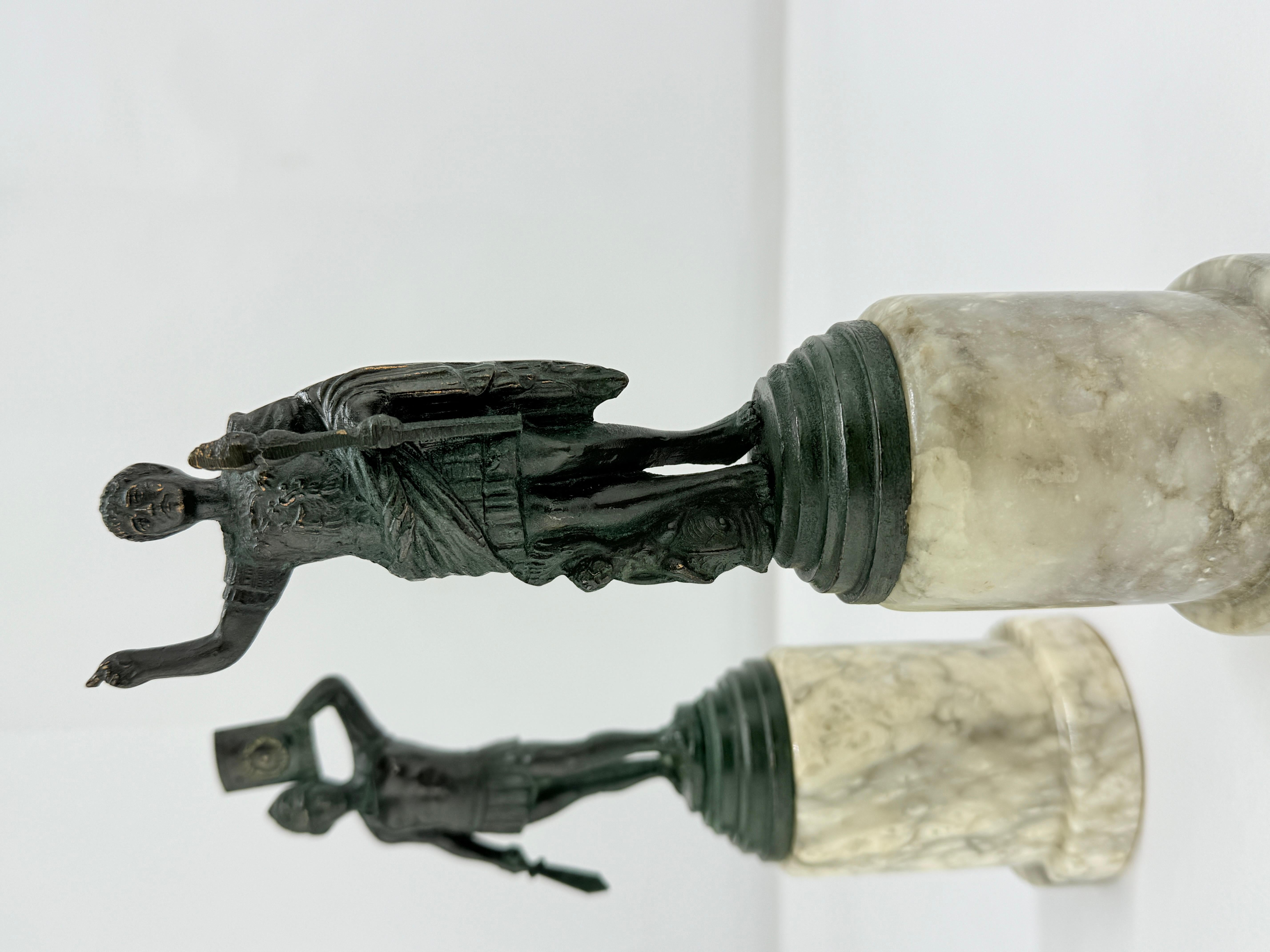 Coppia di figure in bronzo e marmo in stile Grand Tour di Cesare Augusto e Soldato Romano in vendita 2