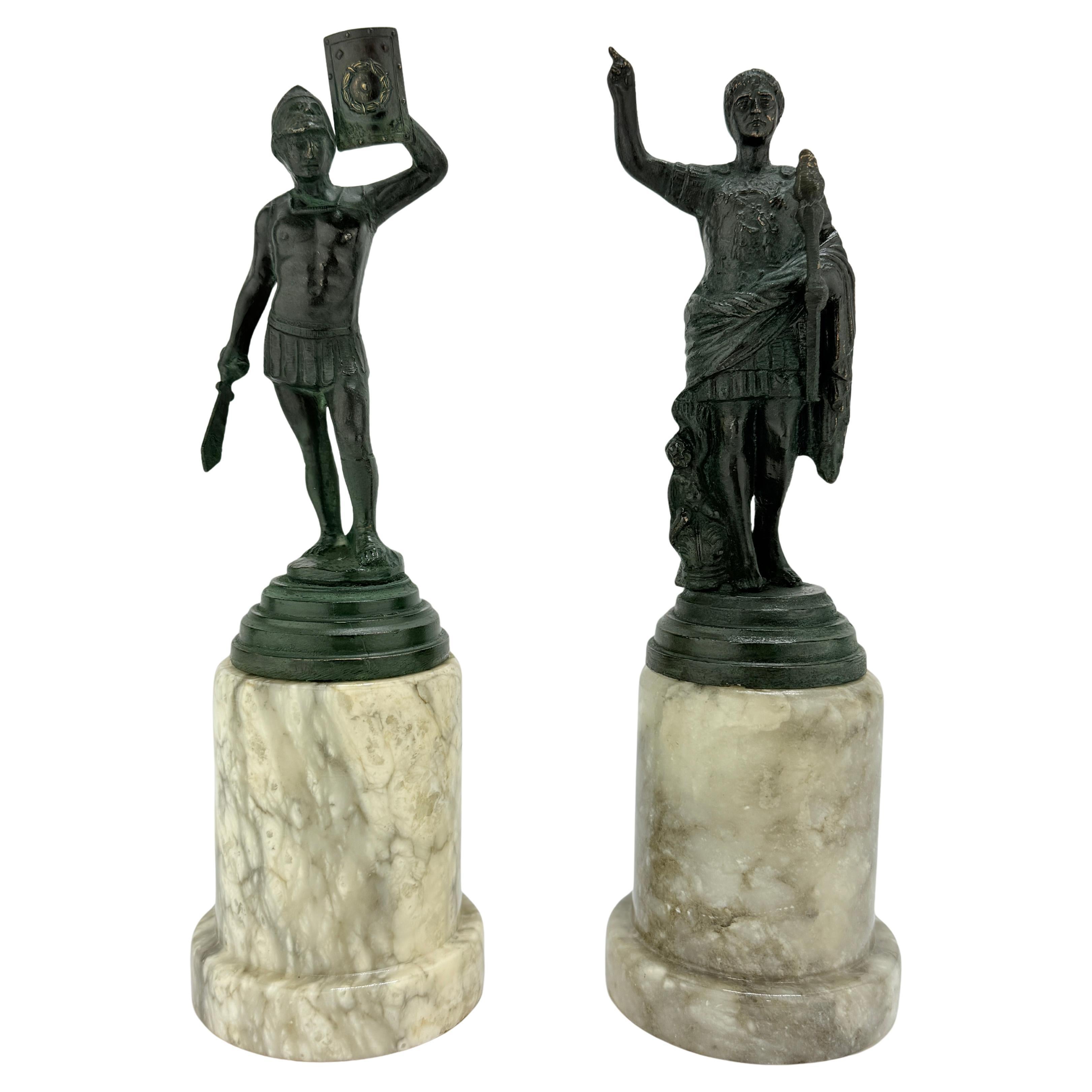 Coppia di figure in bronzo e marmo in stile Grand Tour di Cesare Augusto e Soldato Romano