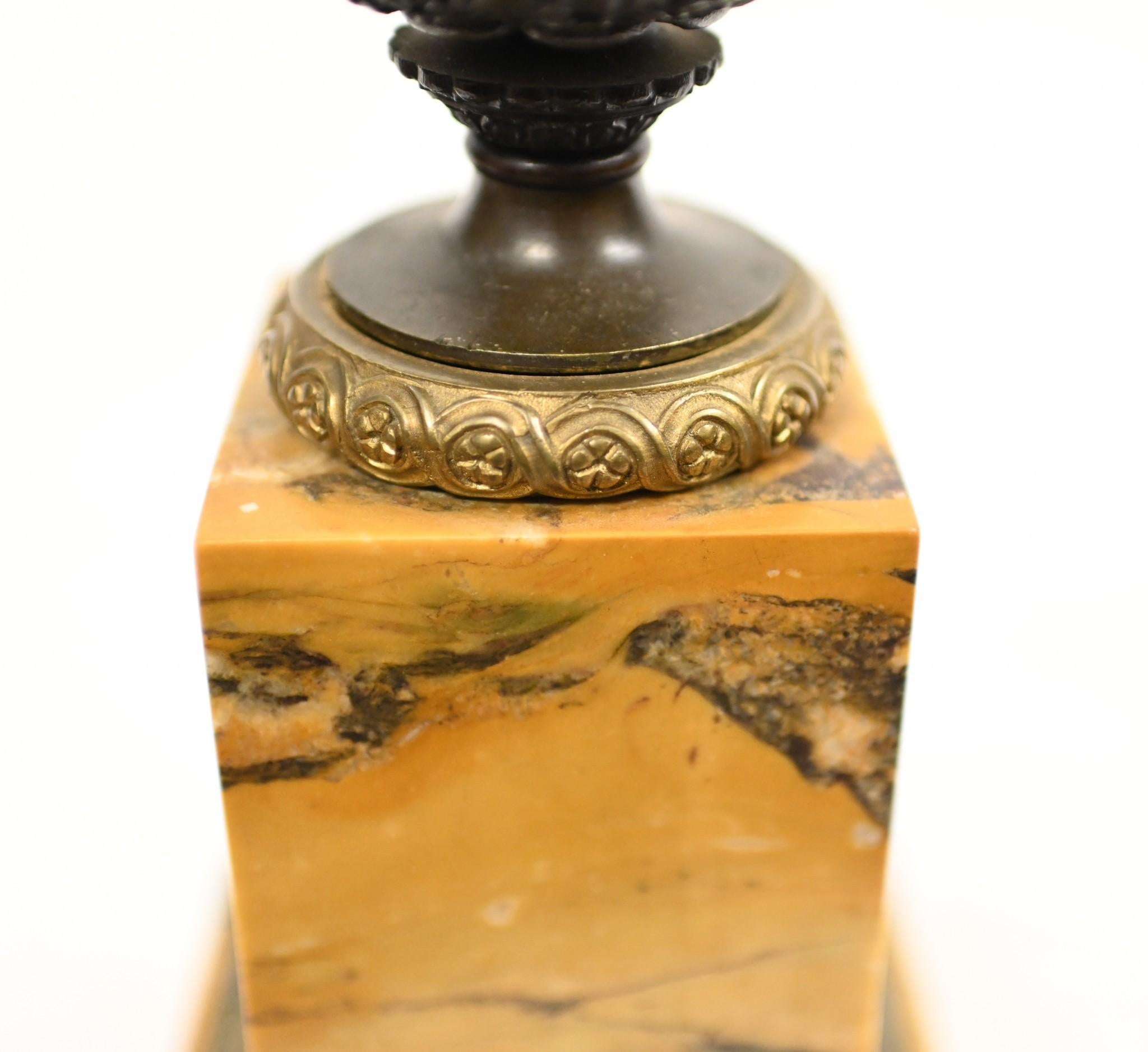 Paire d'urnes Grand Tour italiennes Campana en marbre de Sienne 1820 en vente 12