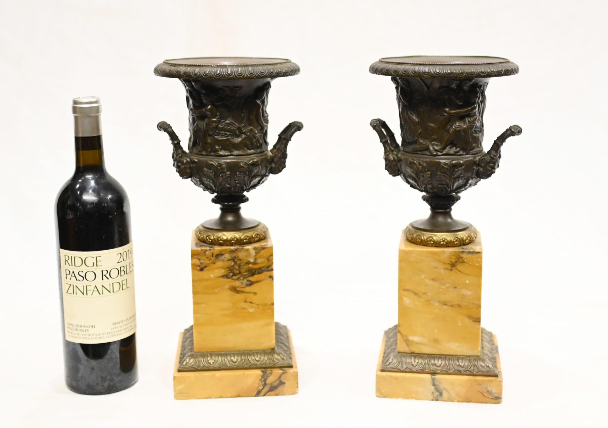 Ein Paar Grand Tour Urnen aus italienischem Siena-Marmor Campana 1820 im Angebot 1