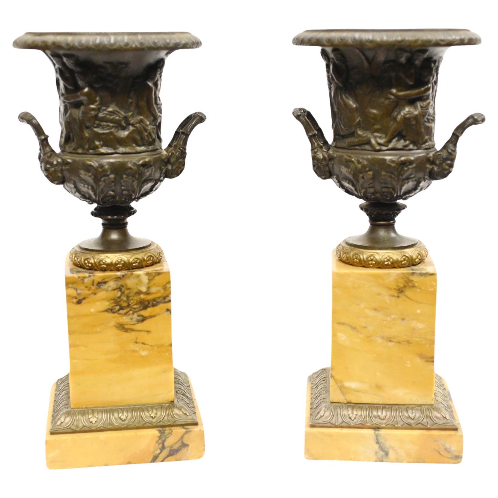 Paire d'urnes Grand Tour italiennes Campana en marbre de Sienne 1820 en vente