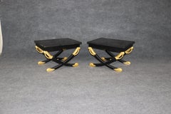 Coppia di tavolini da salotto Regency con piano in granito, dorato e dipinto in ebano con spada e fodero