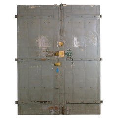 Graue Stahl-Feuertüren mit Beschlägen 96,25 x 72