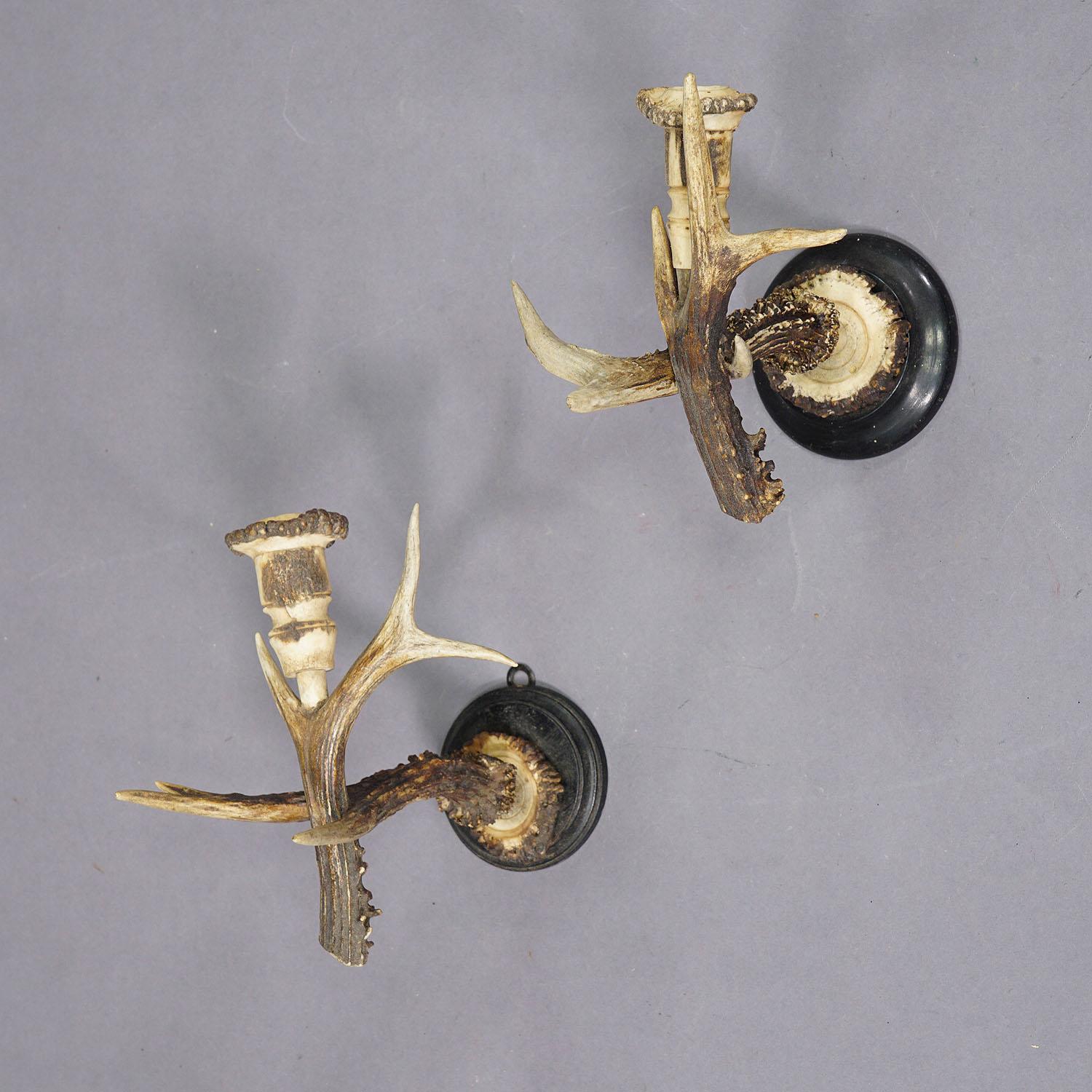 Pareja de grandes apliques Black Forest con cuernos de ciervo, Alemania ca. 1900

Un par de apliques antiguos de la Black Forest para velas. Cada uno de ellos está fabricado con cuernos de ciervo originales montados sobre una base de madera