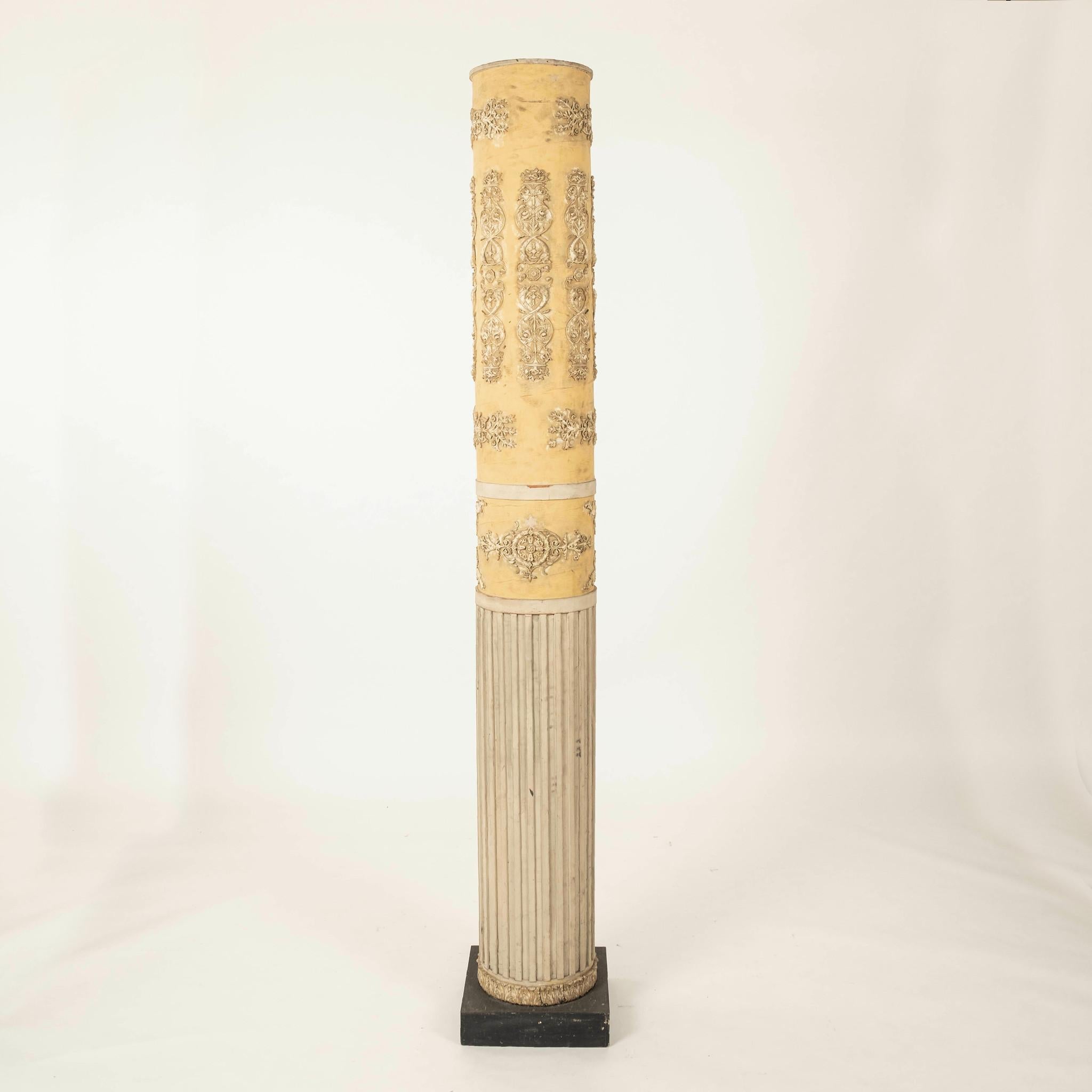 Paire de colonnes gréco-romaines du 20e siècle : colonnes en papier mâché lourd de couleur jaune beurre et crème sur une base en bois.