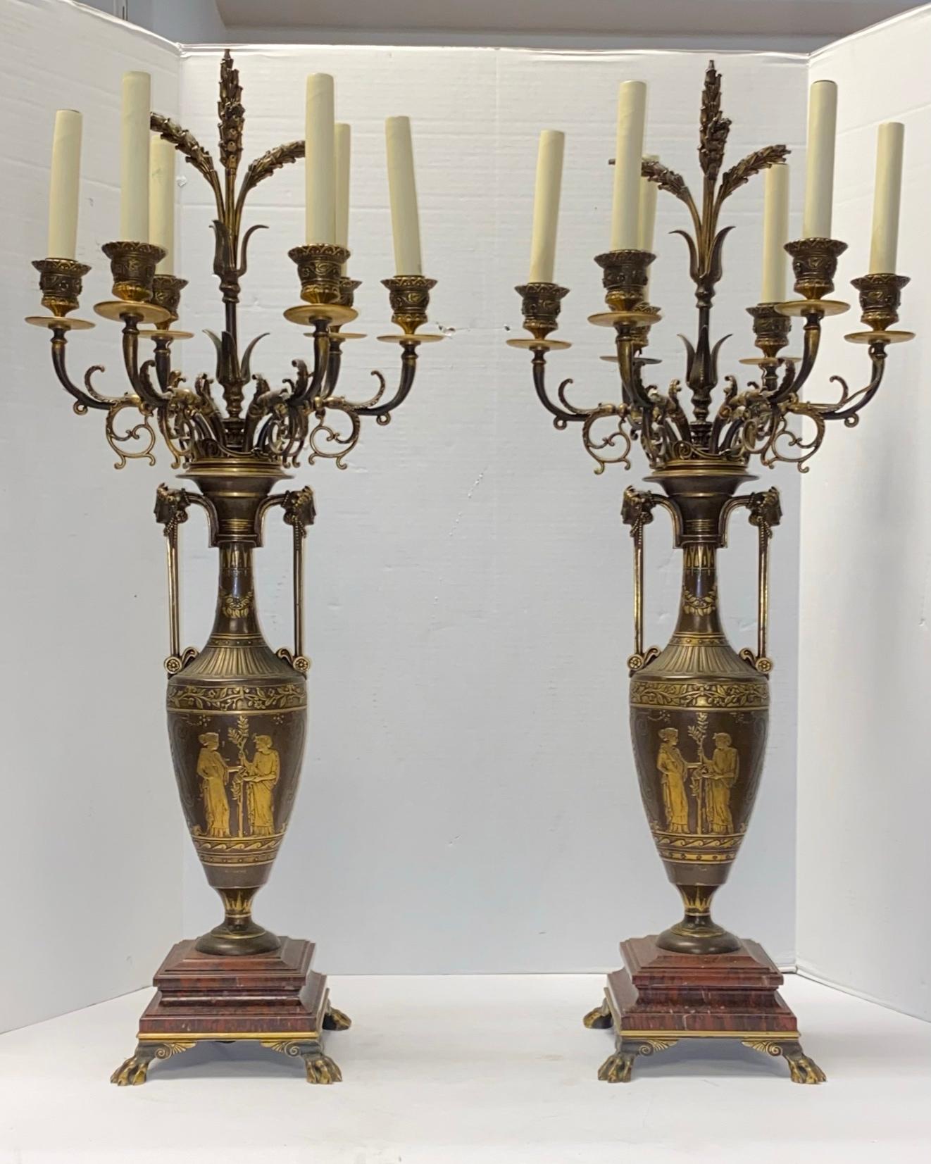 Paire de grands candélabres néo-grecques français du 19e siècle en bronze patiné avec des reflets dorés sur des bases en marbre rouge.
Câblées comme des lampes .
Signé : F. Barbedienne Fondeur.