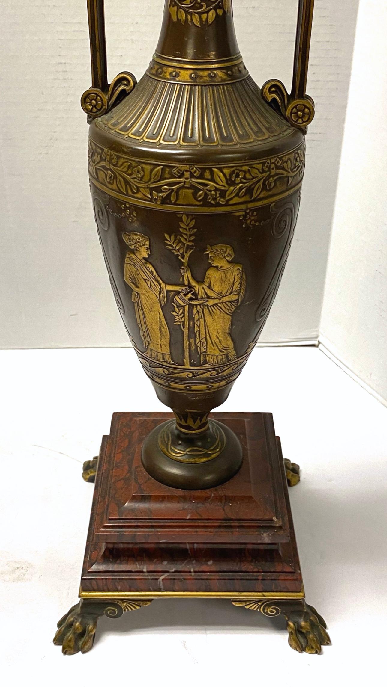 Pareja de candelabros de bronce del renacimiento griego F. Barbediene Francés en venta
