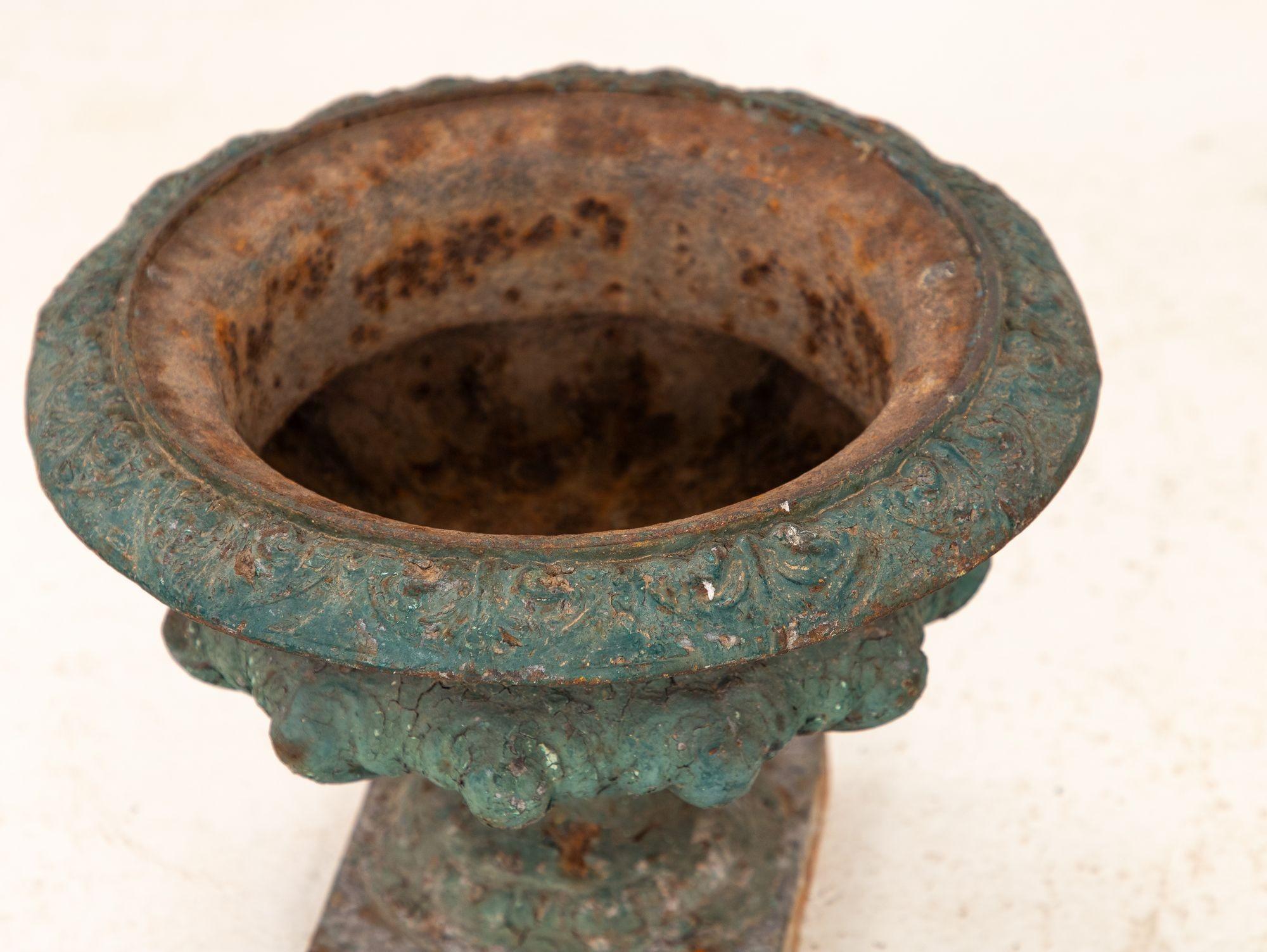 Ferro Coppia di urne in ghisa verde, Francia Inizio del XX secolo. in vendita