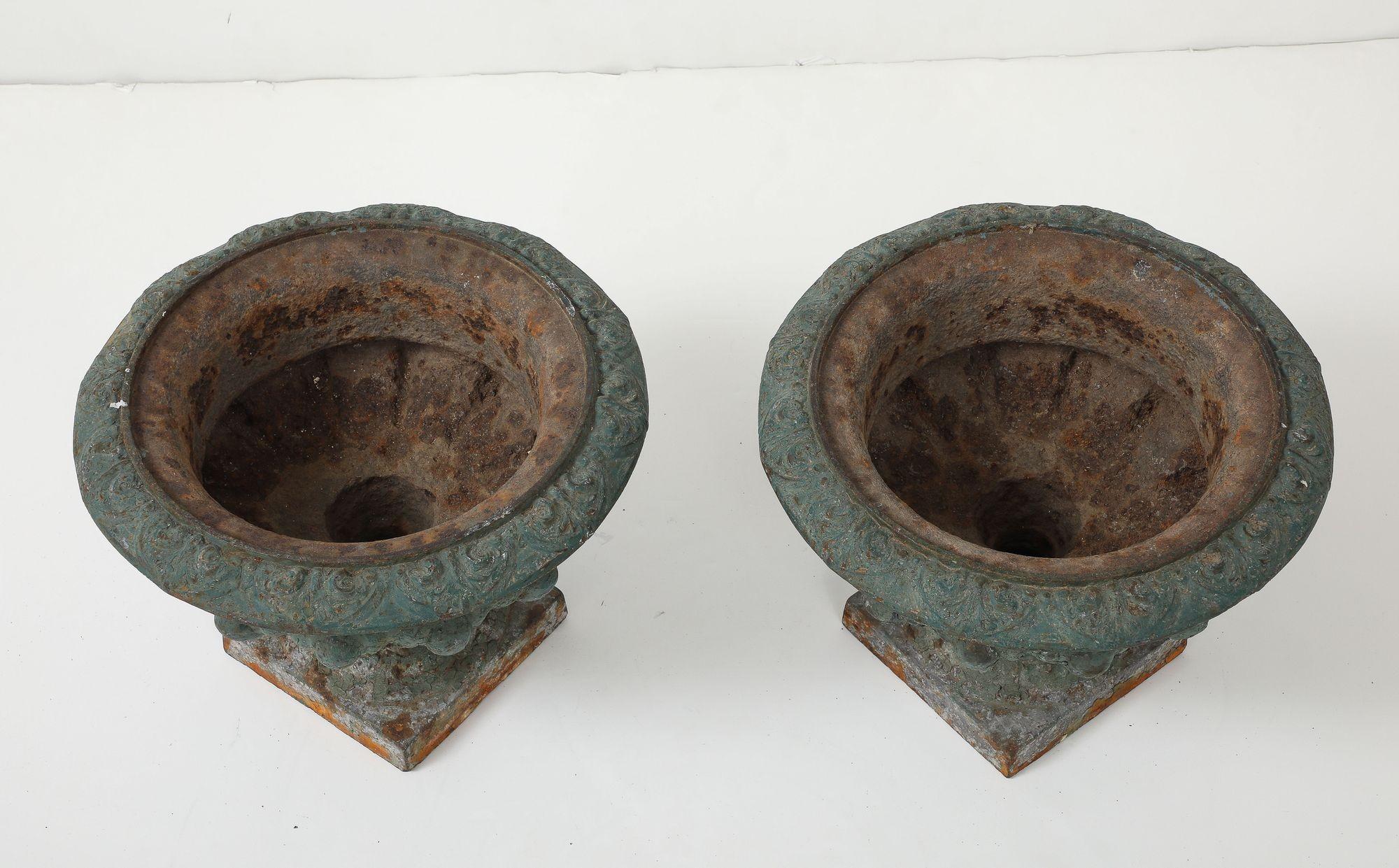 Ferro Coppia di urne in ghisa verde, Francia Inizio del XX secolo. in vendita