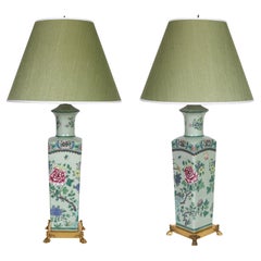 Paire de lampes en porcelaine verte de style Chinoserie avec pieds en laiton