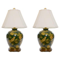 Paire de lampes de bureau à vase en porcelaine émaillée verte et à base en bois