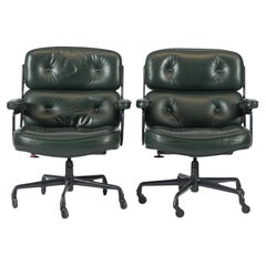 Paire de chaises de bureau Time Life en cuir vert par Eames pour Herman Miller 1996