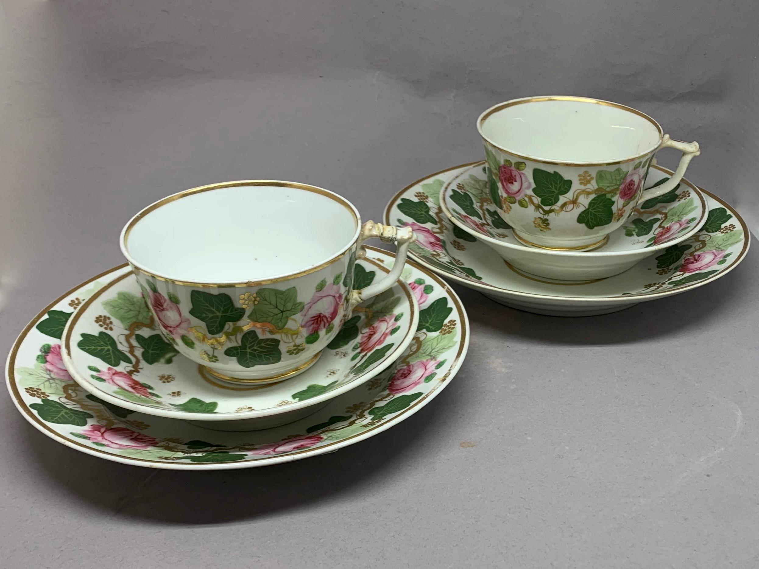 Pareja de copas y platillos rosa verde y dorado con hojas de parra y rosas Inglés en venta