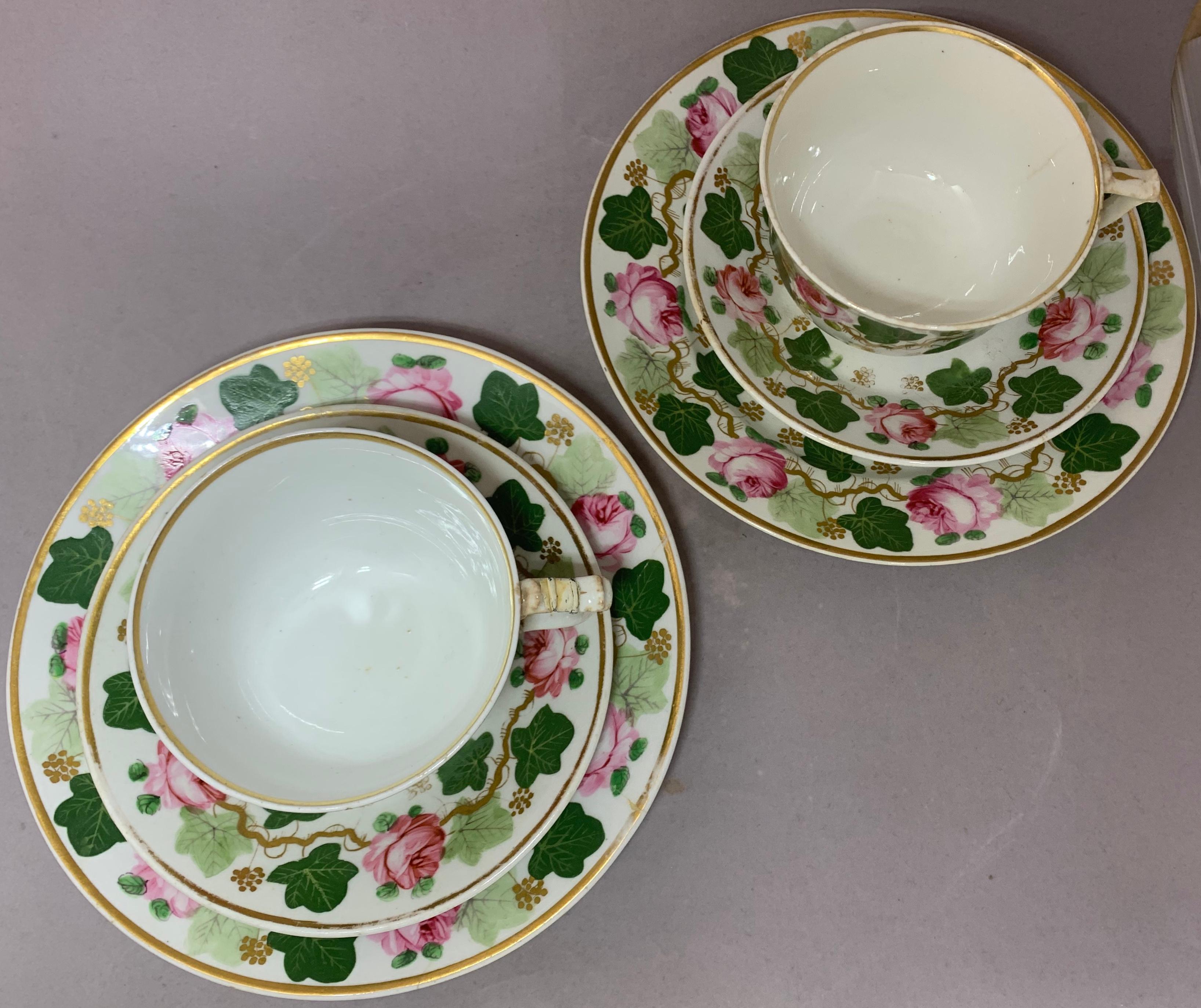 Pareja de copas y platillos rosa verde y dorado con hojas de parra y rosas Porcelana en venta
