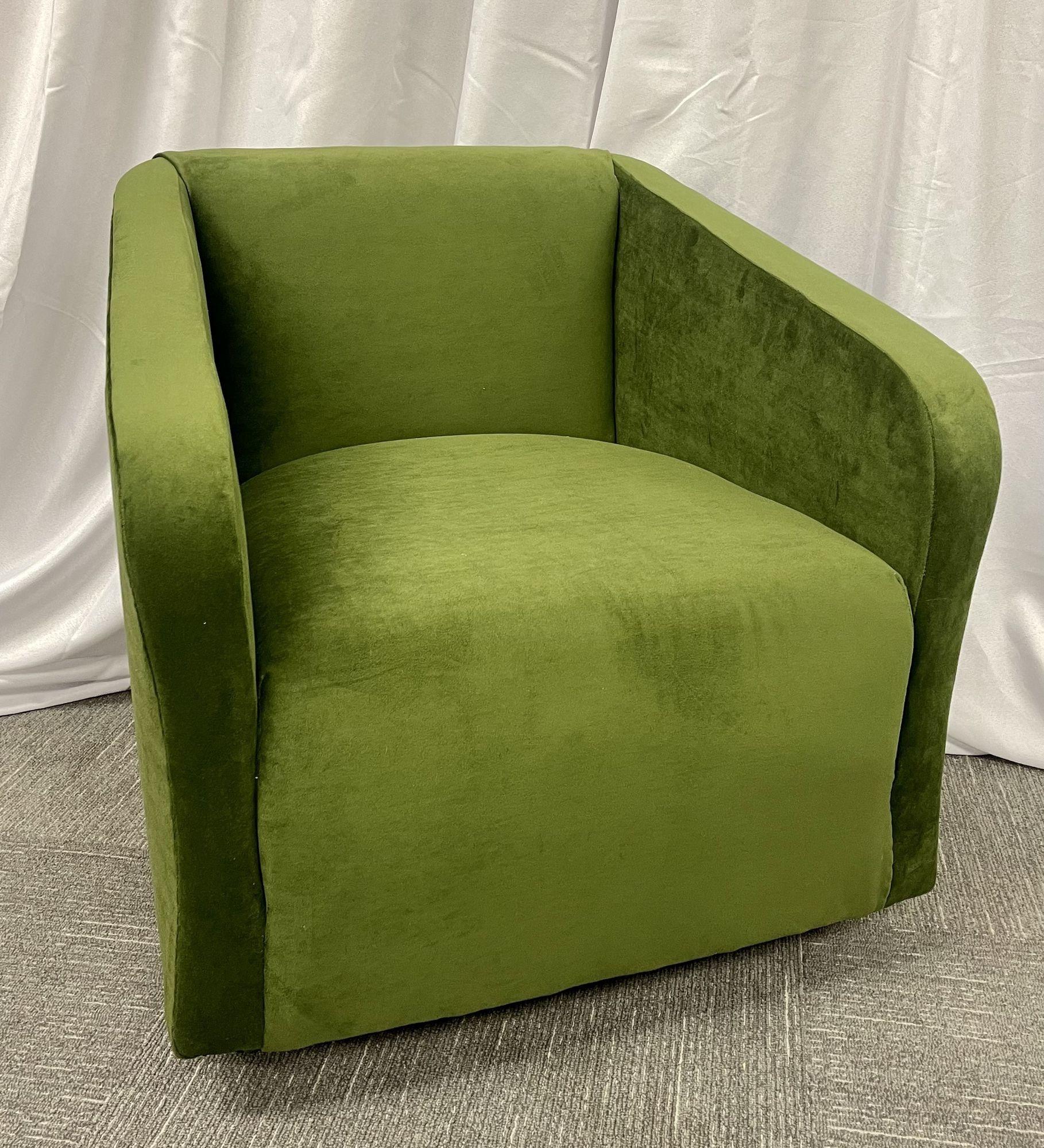 Une belle paire de fauteuils pivotants en velours vert de construction récente. 
 
Chacun dans un nouveau tissu sur une base pivotante carrée. La paire est forte et robuste. 
 
 
Hauteur du siège : 18 pouces.
 
 
ZHSX.