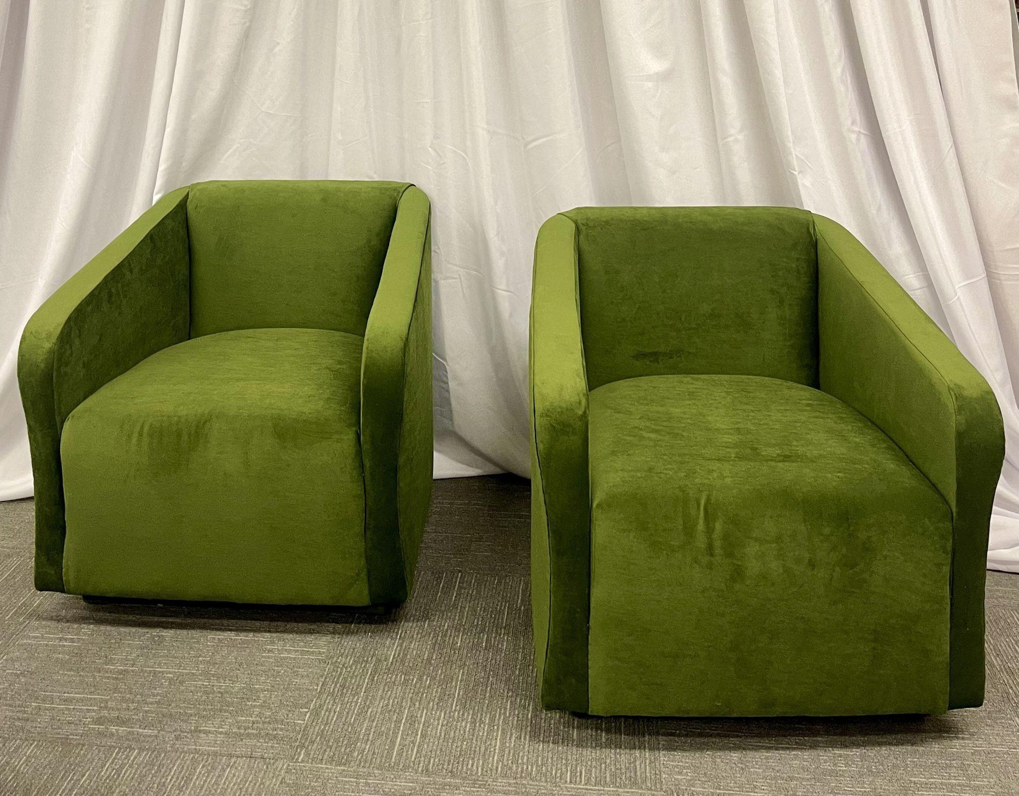 Moderne Paire de chaises pivotantes en velours vert en vente