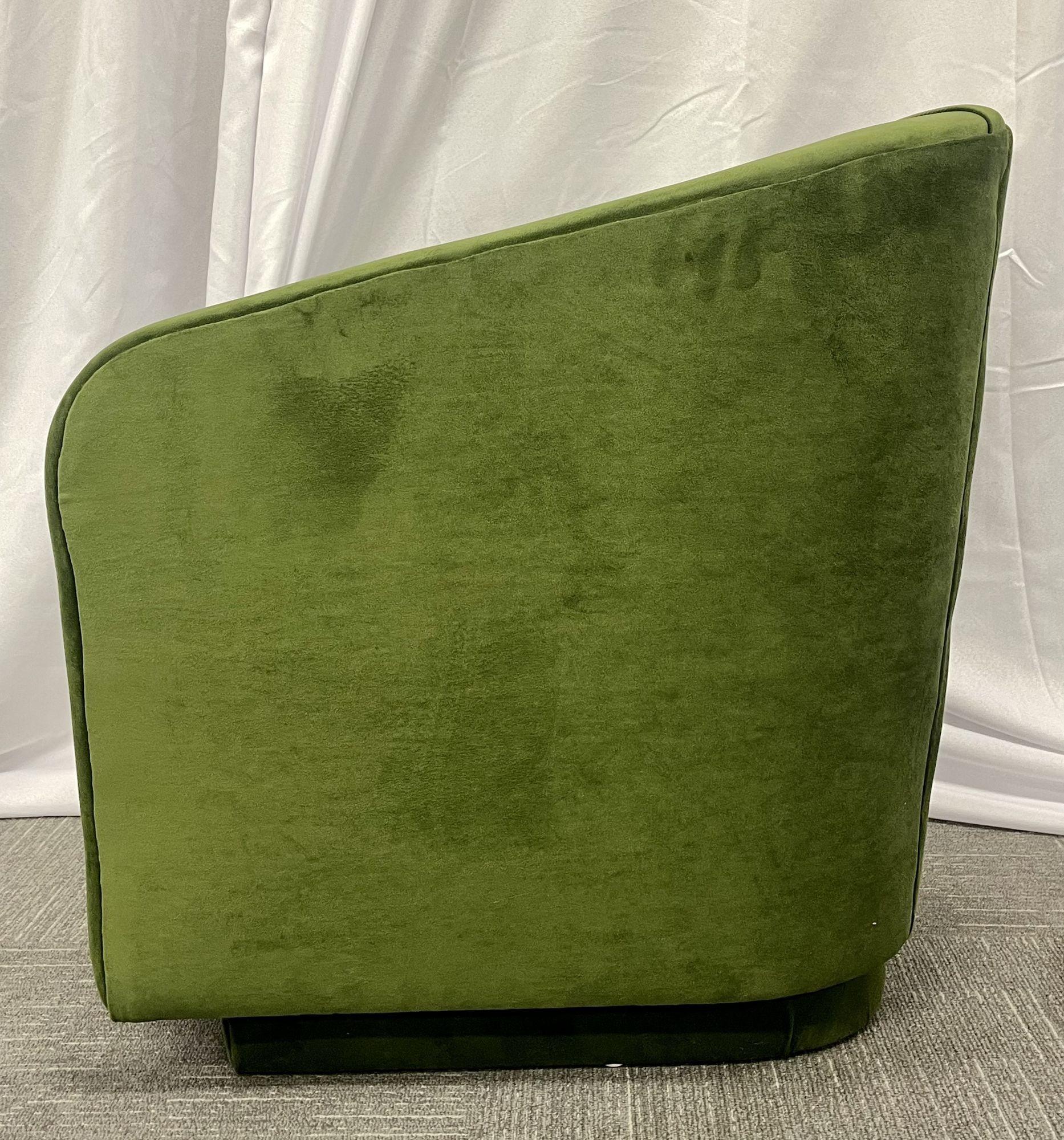 Paire de chaises pivotantes en velours vert Bon état - En vente à Stamford, CT