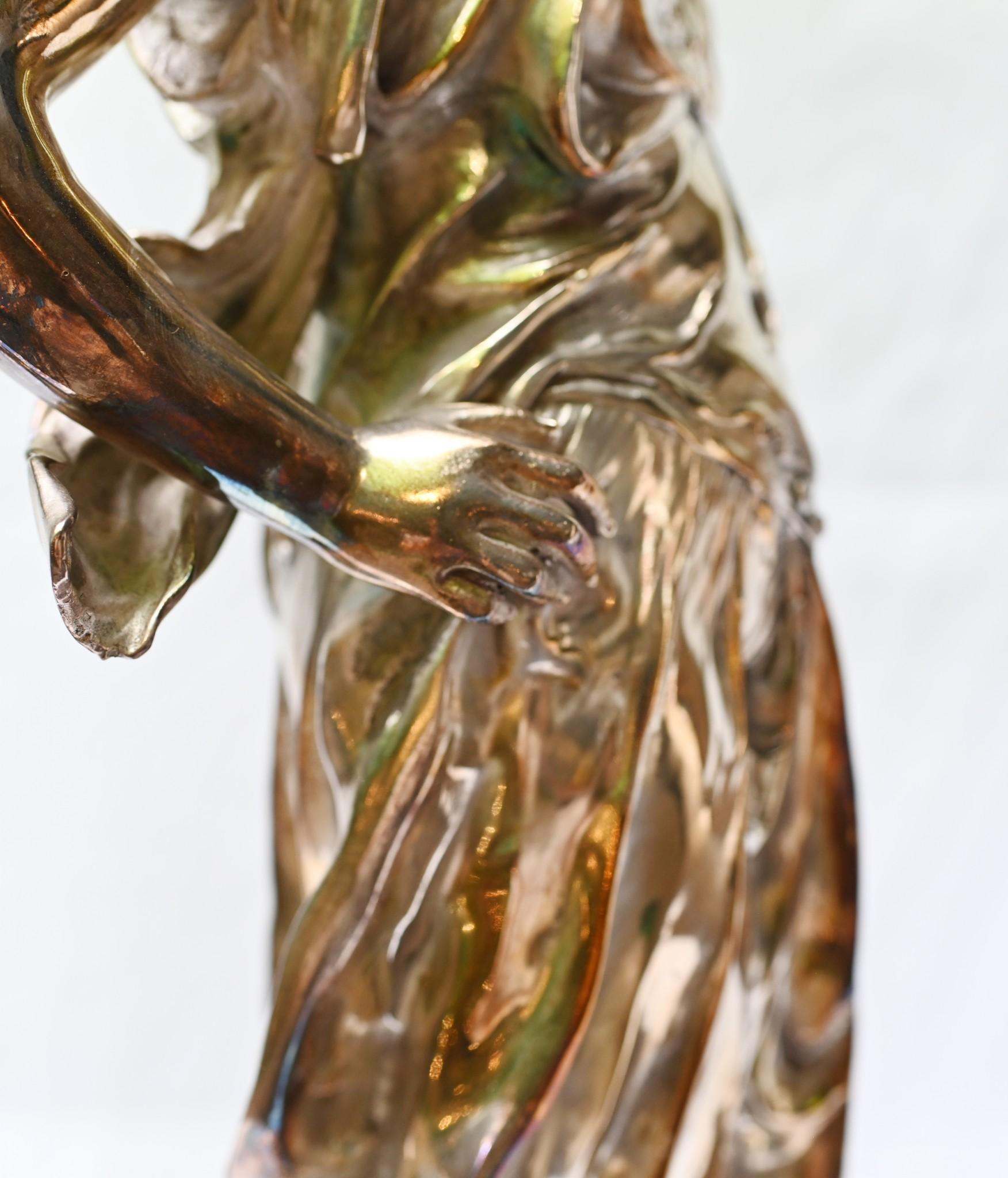 Wunderschönes Paar französischer Bronzefiguren mit versilberter Oberfläche
Diese sind nach Gregoire und sind auf dem Sockel signiert - siehe Nahaufnahme
Jede Statue hält eine Schale oder Schüssel aus Kristallglas in die Höhe
Diese sind eine perfekte