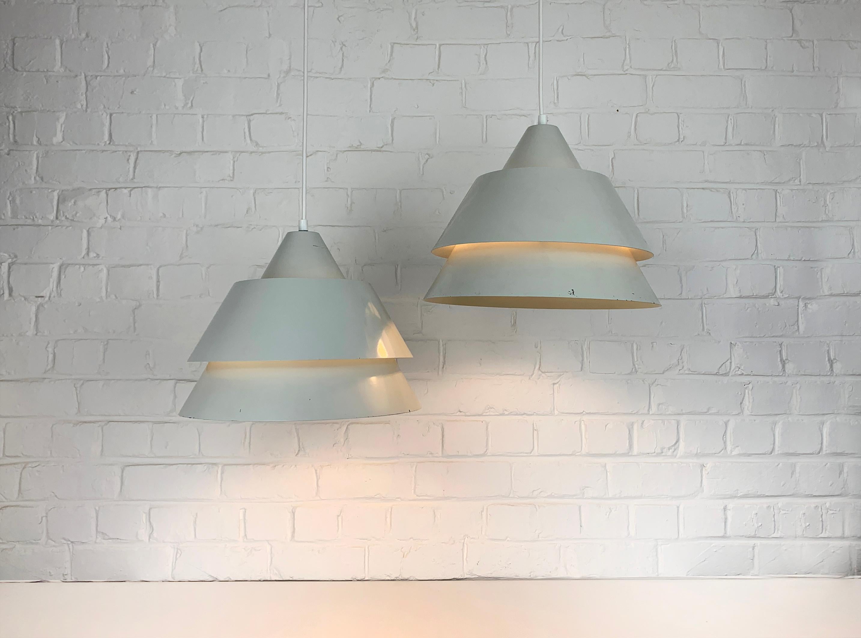Lampade a sospensione moderniste scandinave degli anni '60.

Lampade a sospensione Danish Zone in un elegante colore grigio chiaro.

Design di Jo Hammerborg per Fog & Mørup, Danimarca, anni '60

Ottimo stato originale, segni di utilizzo sulla
