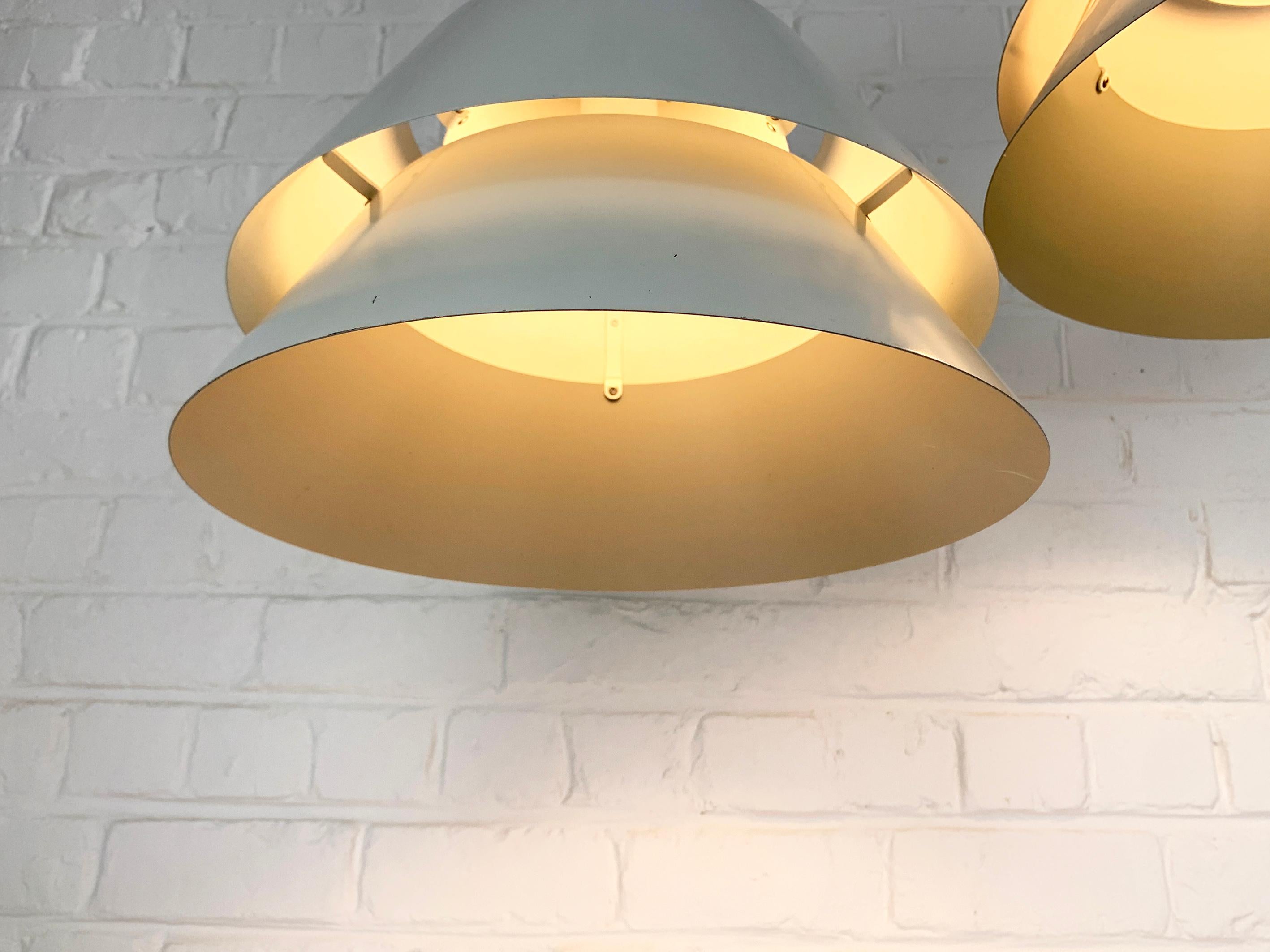 Metallo Coppia di lampade a sospensione grigie della zona danese di Jo Hammerborg per Fog & Morup 1960 in vendita