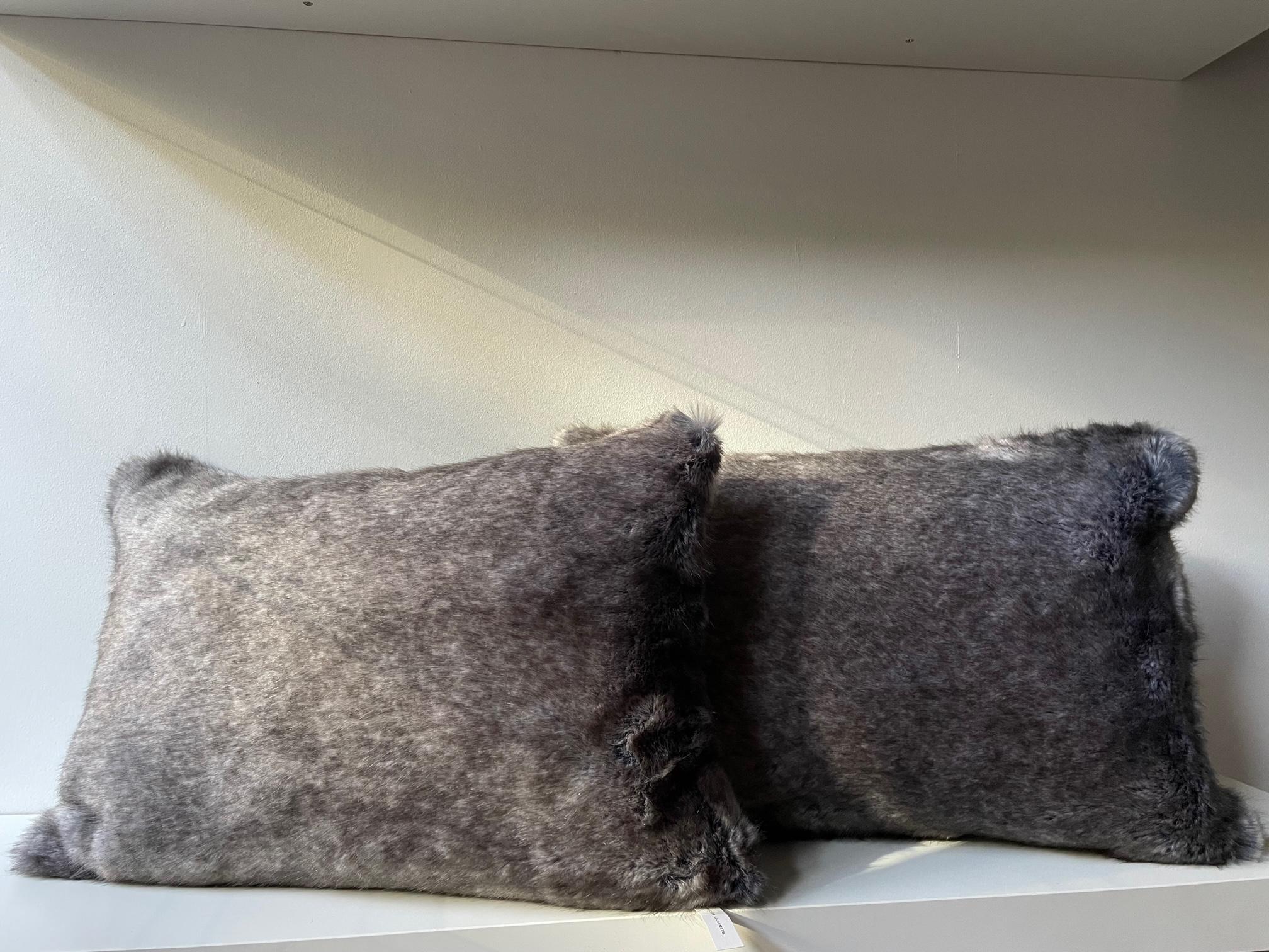 1 Paar Kunstfellkissen in der Farbe grau melange mit einfarbig grauem Stoff auf der Rückseite, 
sehr hochwertiges Kunstfell - fühlt sich an wie echtes Fell. sehr weich. Wir haben  den Kunstpelz mit einem einfarbigen Stoff (Seide und Baumwolle)