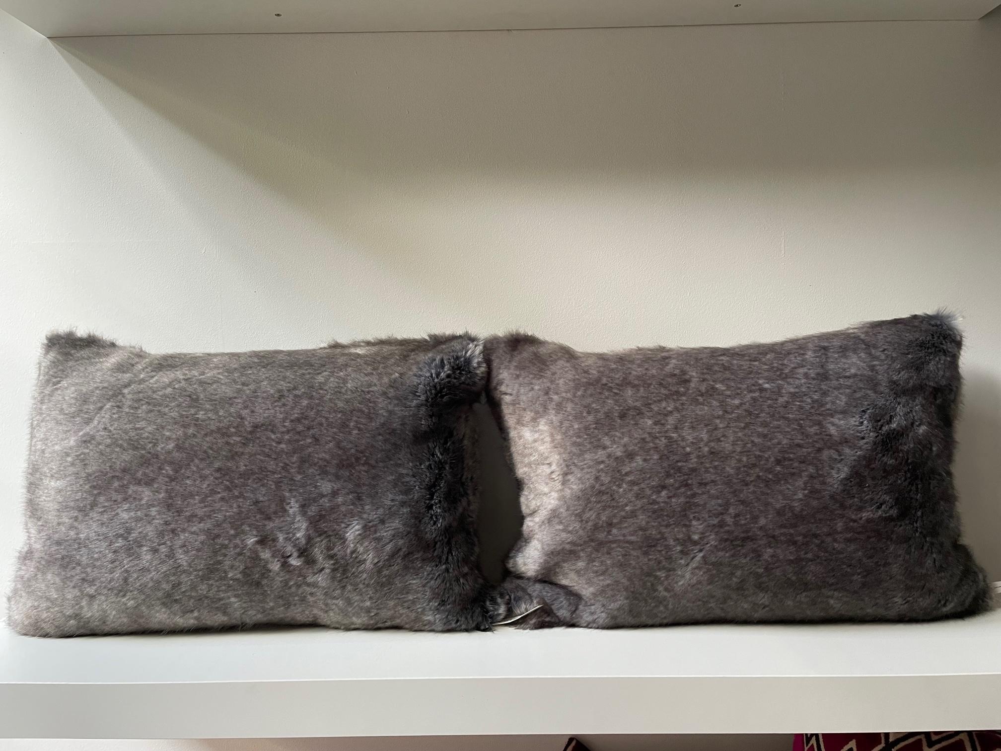 Paar Grau Melange Kunstpelz-Kissen Oblong Form (21. Jahrhundert und zeitgenössisch) im Angebot