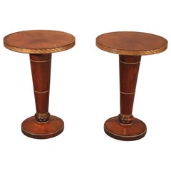 Paire de tables d'appoint en acajou et bronze attribuées à la maison Grosfeld