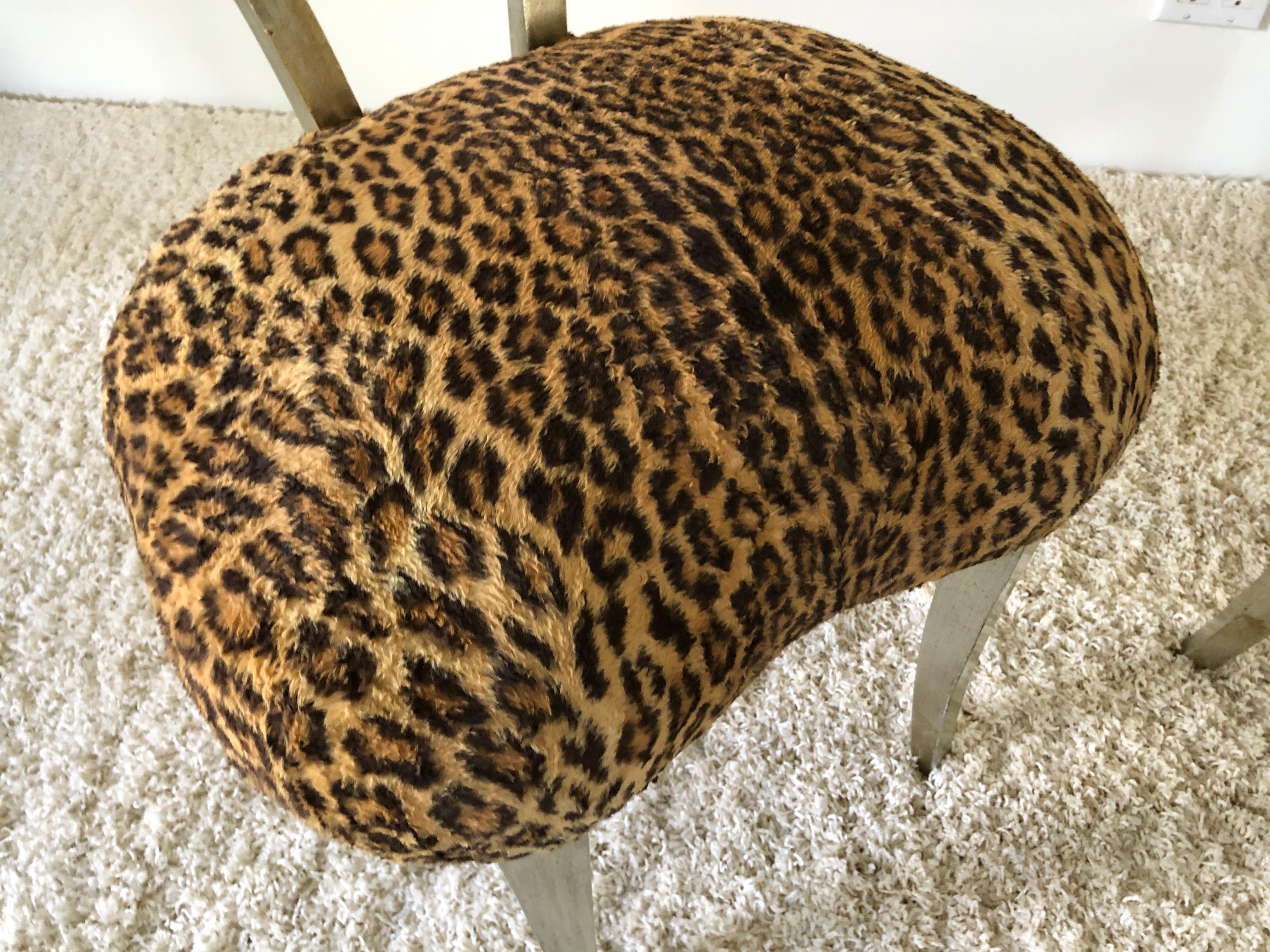 Paar Grosfeld House-Stühle mit Leopardenmuster aus Blattsilber und Quasten im Angebot 7
