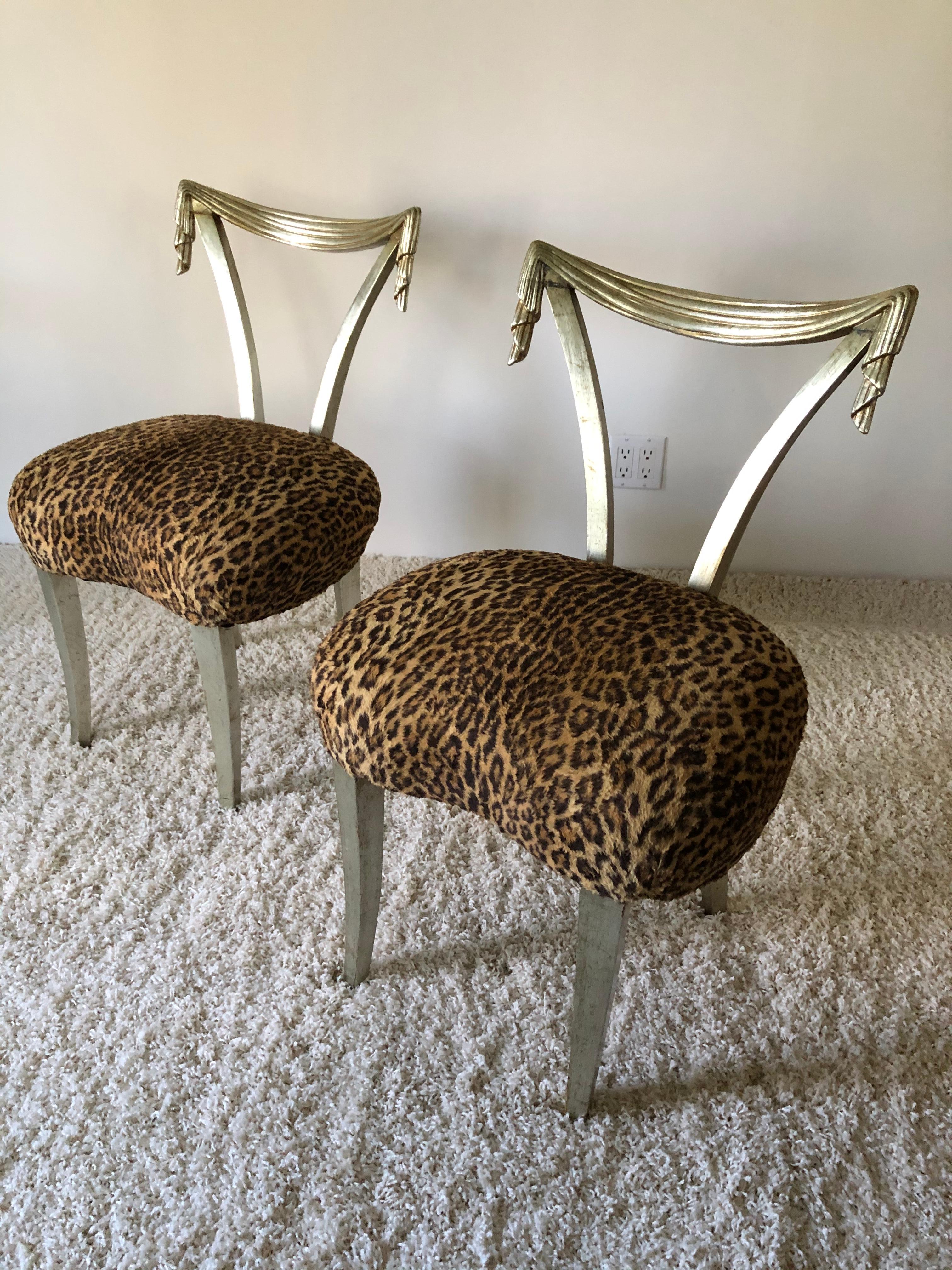 Coppia di sedie glamour di Grosfeld House in foglia d'argento e tessuto leopardato con nappe. L'argento presenta una leggera doratura dovuta alla lacca originale e alcuni segni minori, ma sembra che il tessuto e la finitura siano originali.