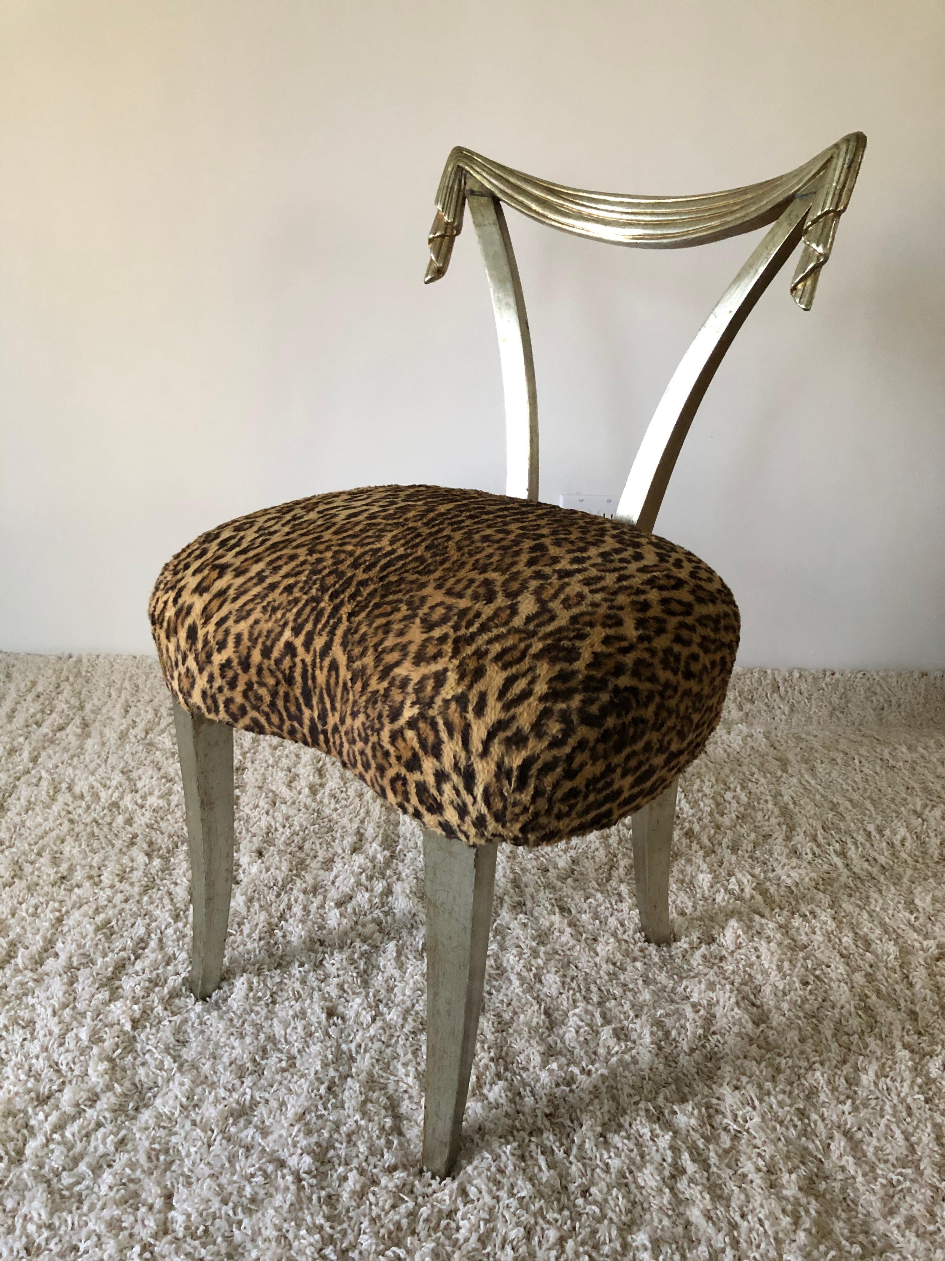 Paar Grosfeld House-Stühle mit Leopardenmuster aus Blattsilber und Quasten (amerikanisch) im Angebot