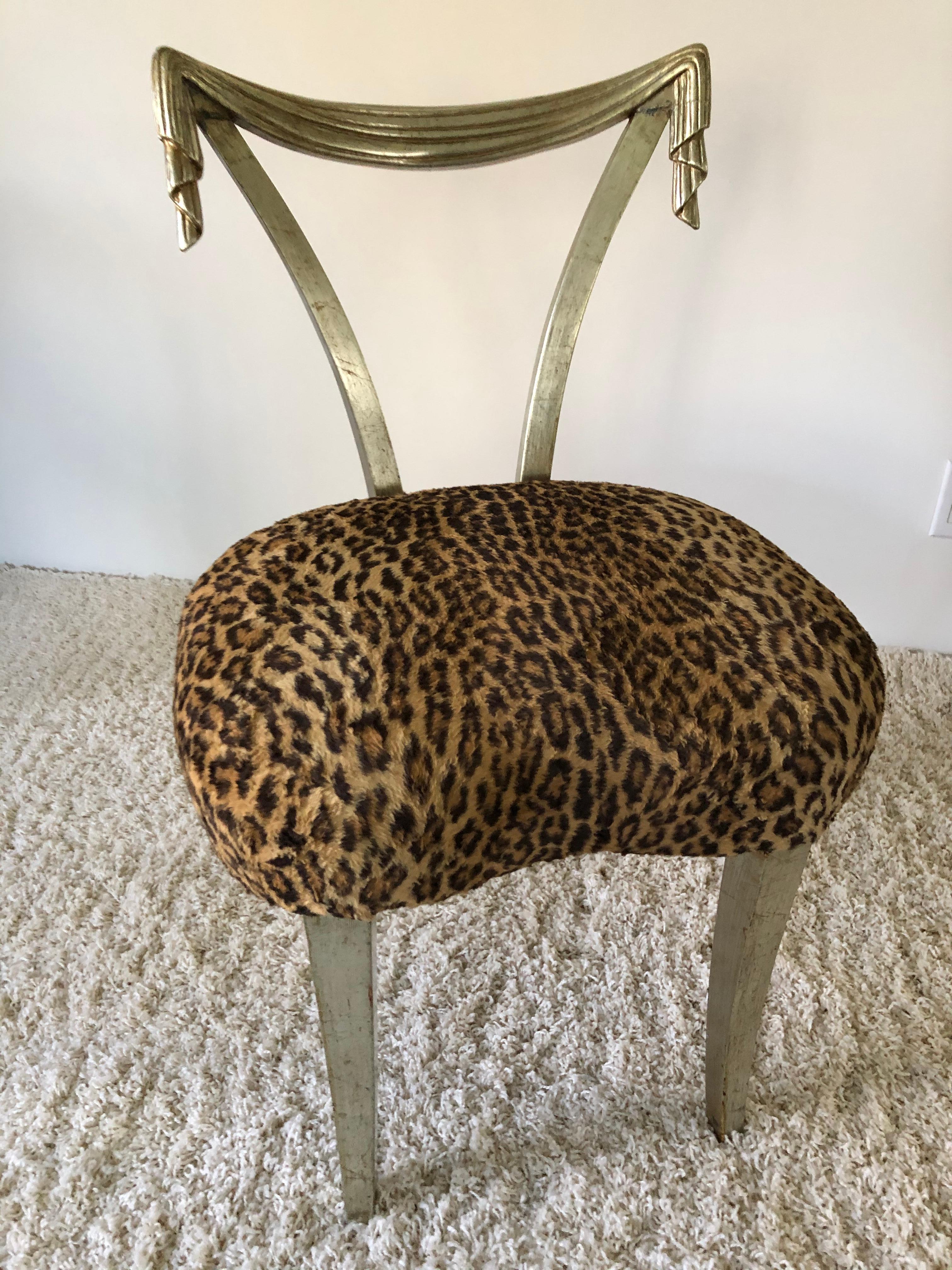 Paar Grosfeld House-Stühle mit Leopardenmuster aus Blattsilber und Quasten im Zustand „Gut“ im Angebot in Westport, CT