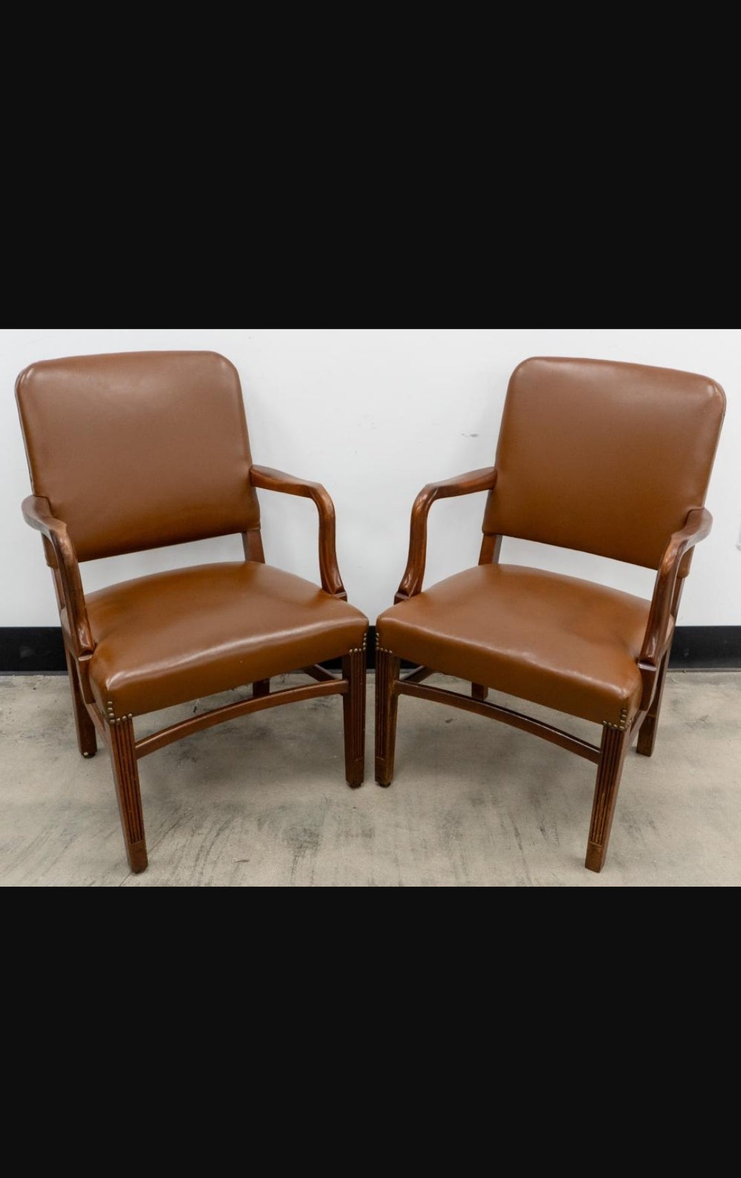 Pareja de sillones Gunlocke de estilo georgiano tapizados en caoba y vinilo. 
Mide 23,5