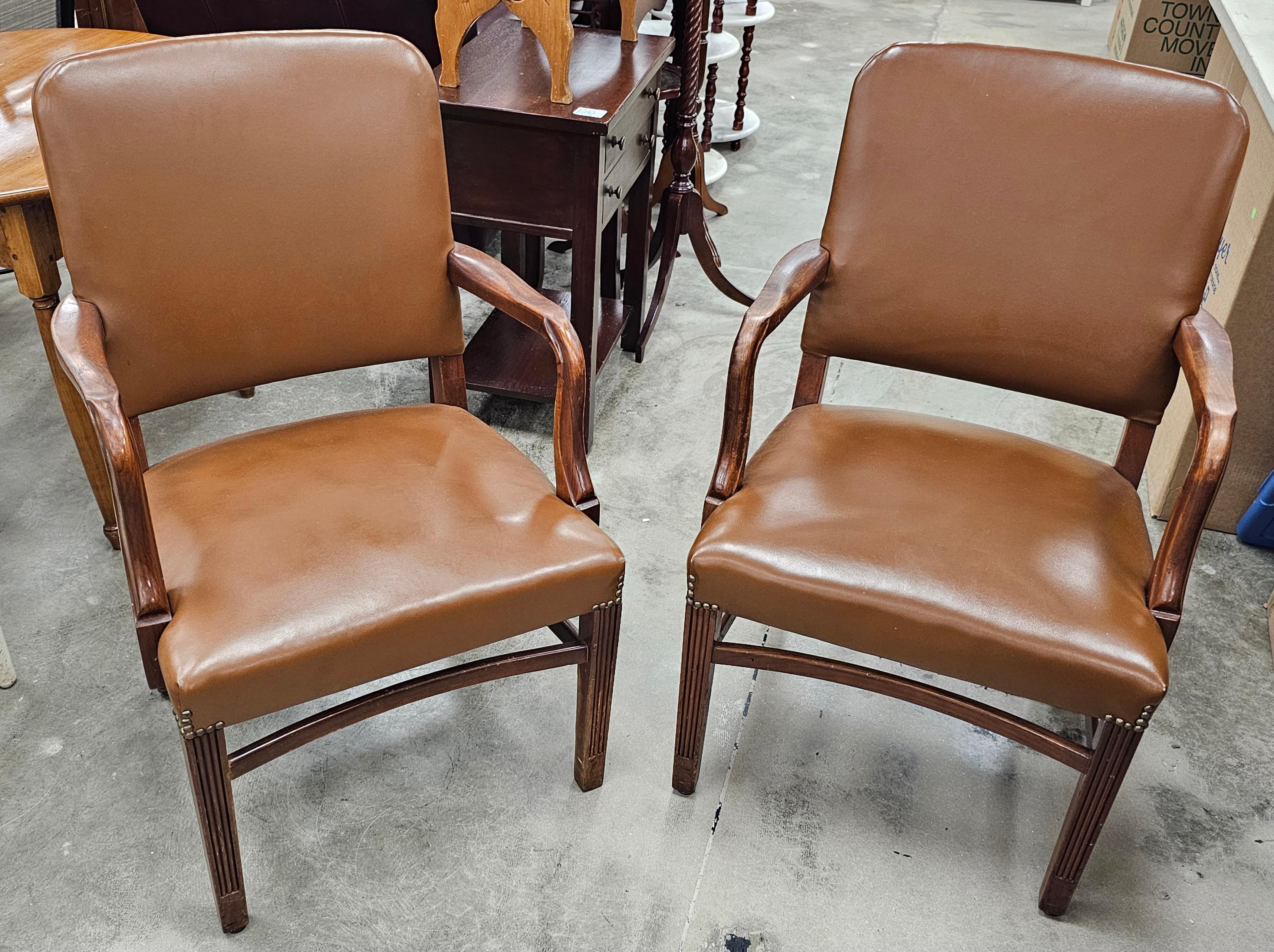 Pareja de sillones Gunlocke de estilo georgiano de caoba y vinilo Georgiano en venta