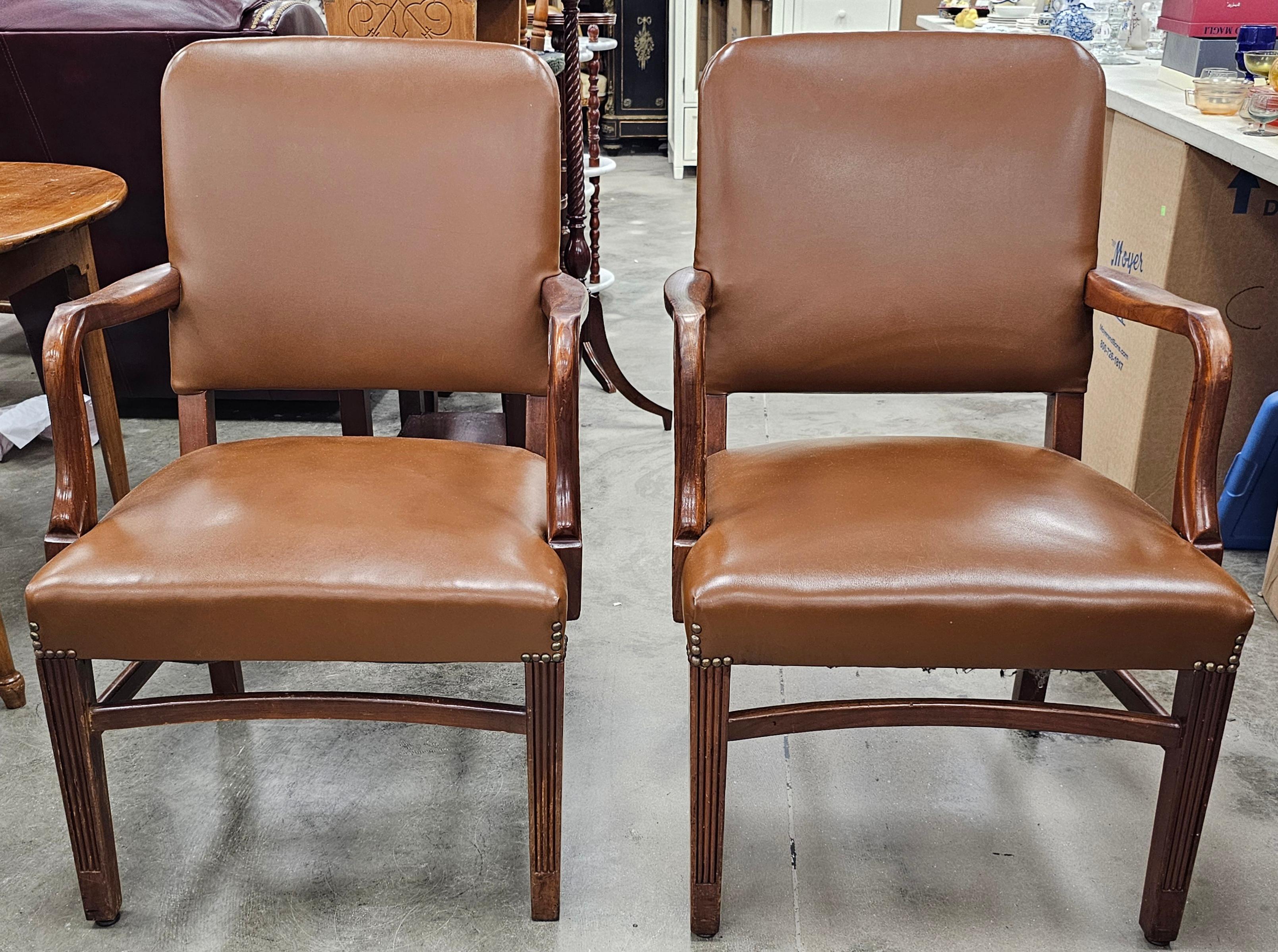Pareja de sillones Gunlocke de estilo georgiano de caoba y vinilo Estadounidense en venta