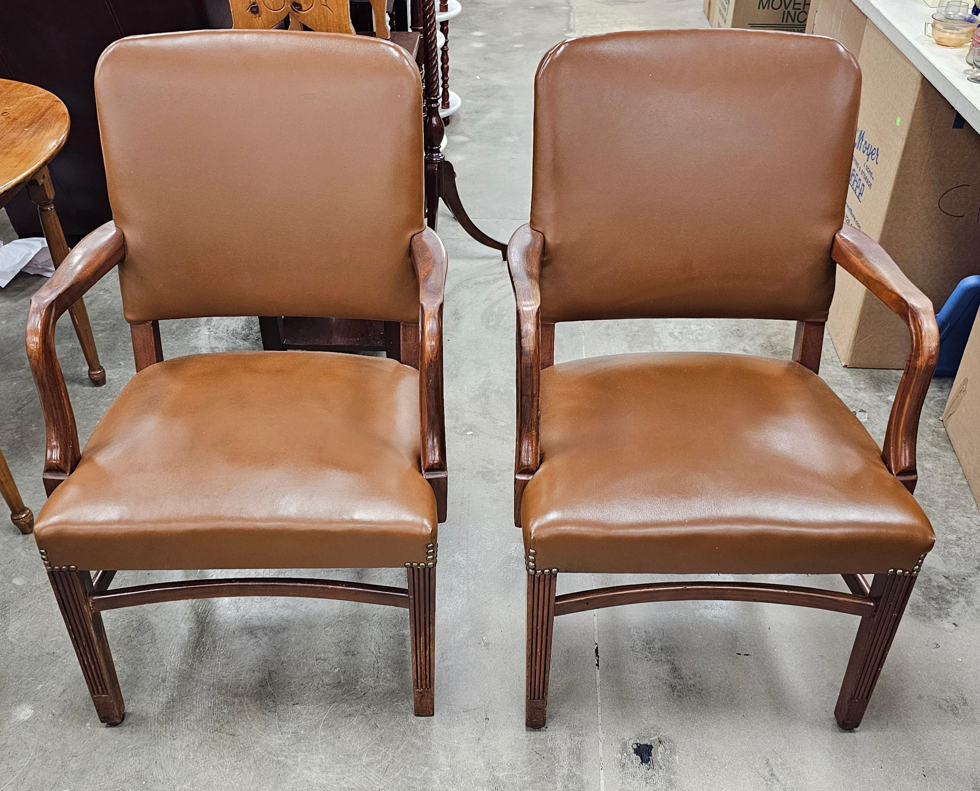 Pareja de sillones Gunlocke de estilo georgiano de caoba y vinilo Manchado en venta