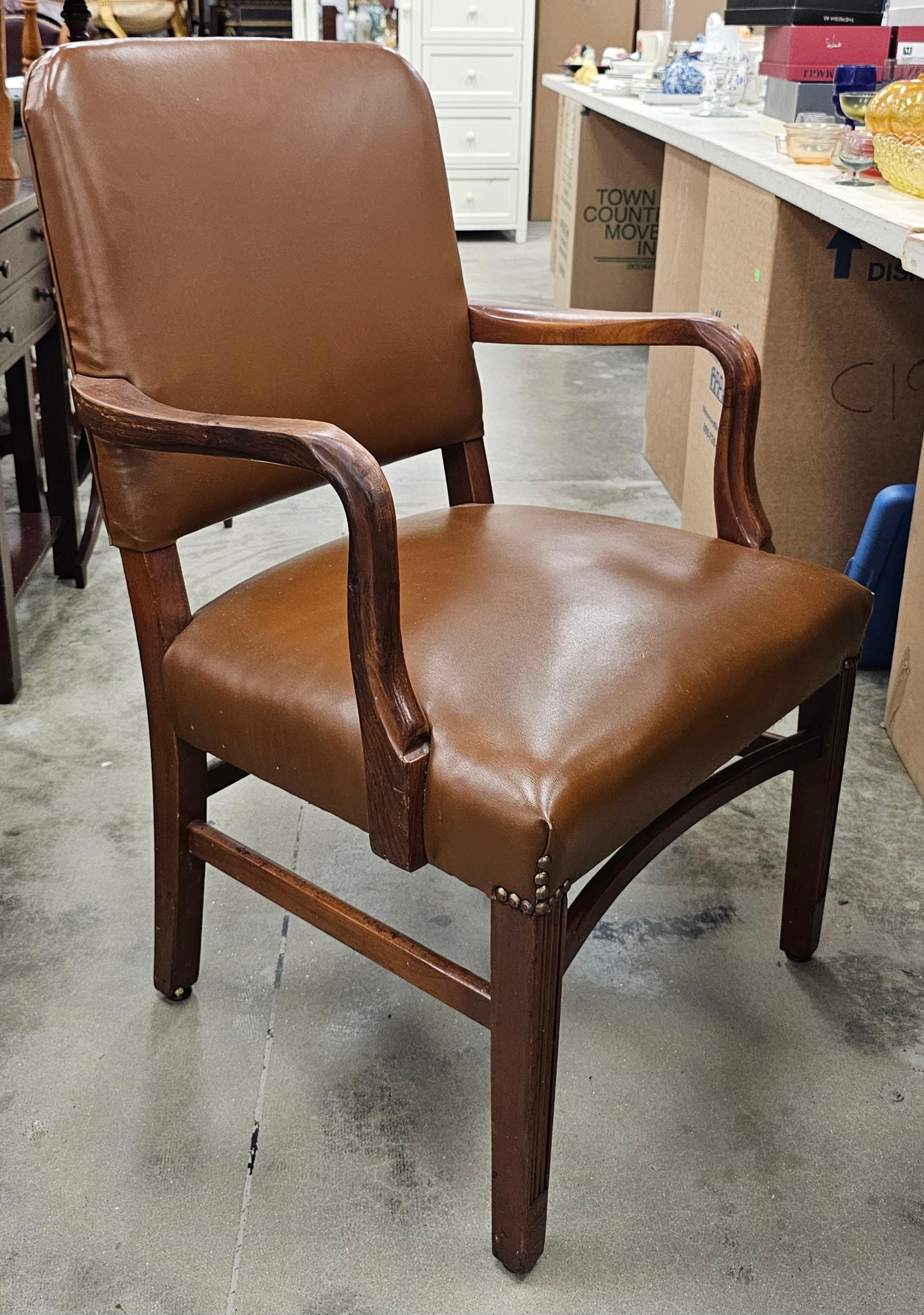 Pareja de sillones Gunlocke de estilo georgiano de caoba y vinilo en Bueno estado para la venta en Germantown, MD
