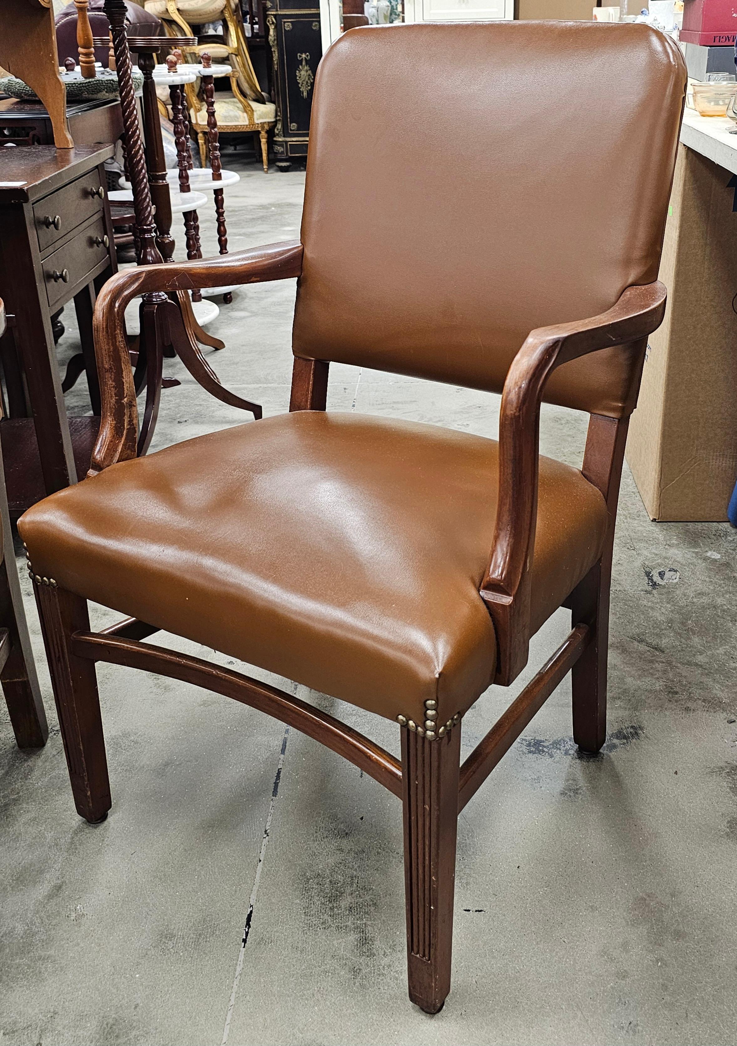 Pareja de sillones Gunlocke de estilo georgiano de caoba y vinilo siglo XX en venta