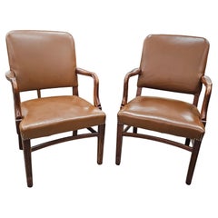 Pareja de sillones Gunlocke de estilo georgiano de caoba y vinilo