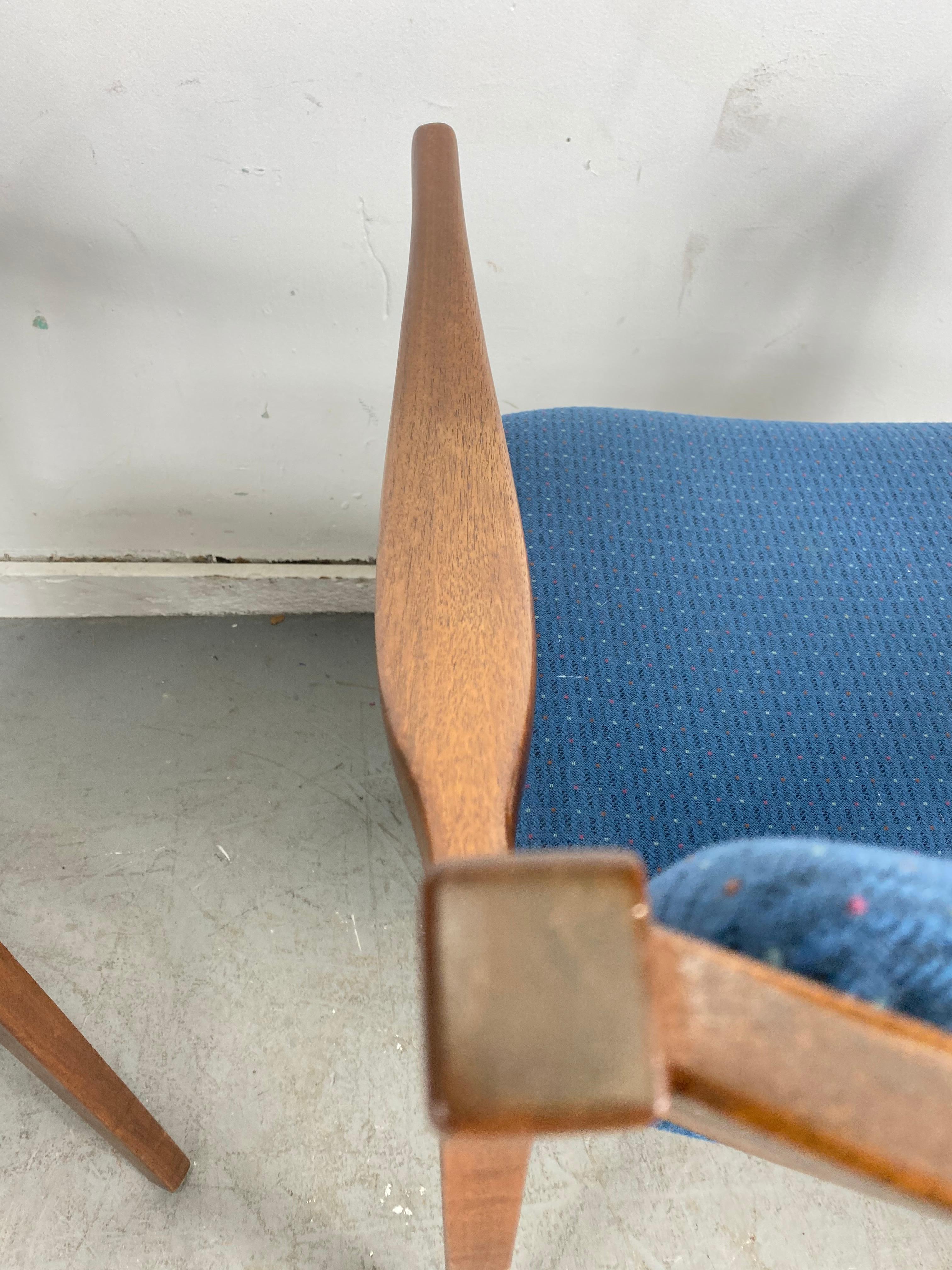 Paire de fauteuils d'appoint modernes en noyer et tissu d'après Jens Risom, Gunlocke Bon état - En vente à Buffalo, NY