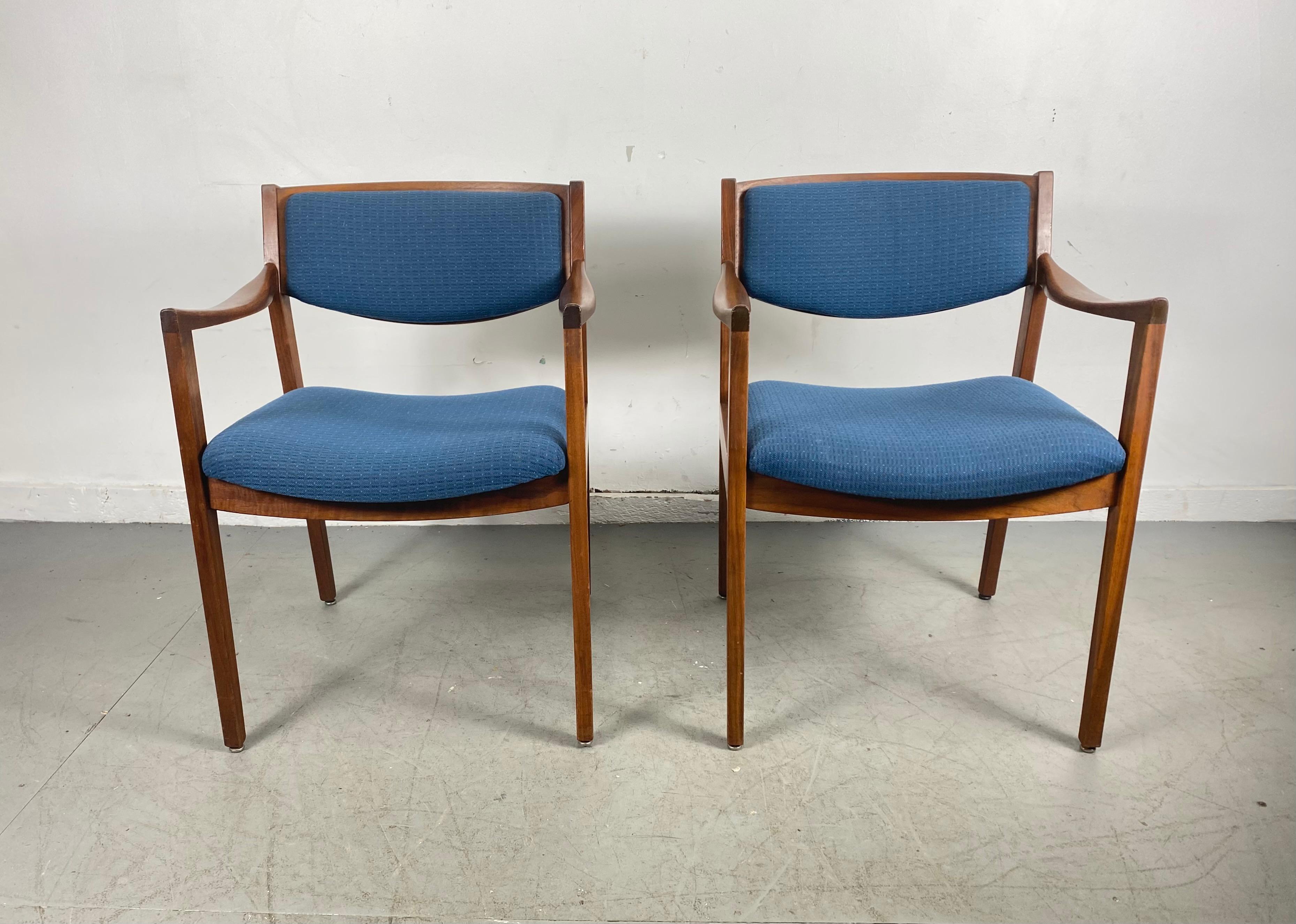 Mid-20th Century Gunlocke Modernist Walnut and Fabric Occasional Armchairs After Jens Risom, Pair For Sale