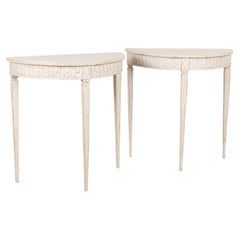 Paire de petites tables d'appoint gustaviennes Demi Lune blanches