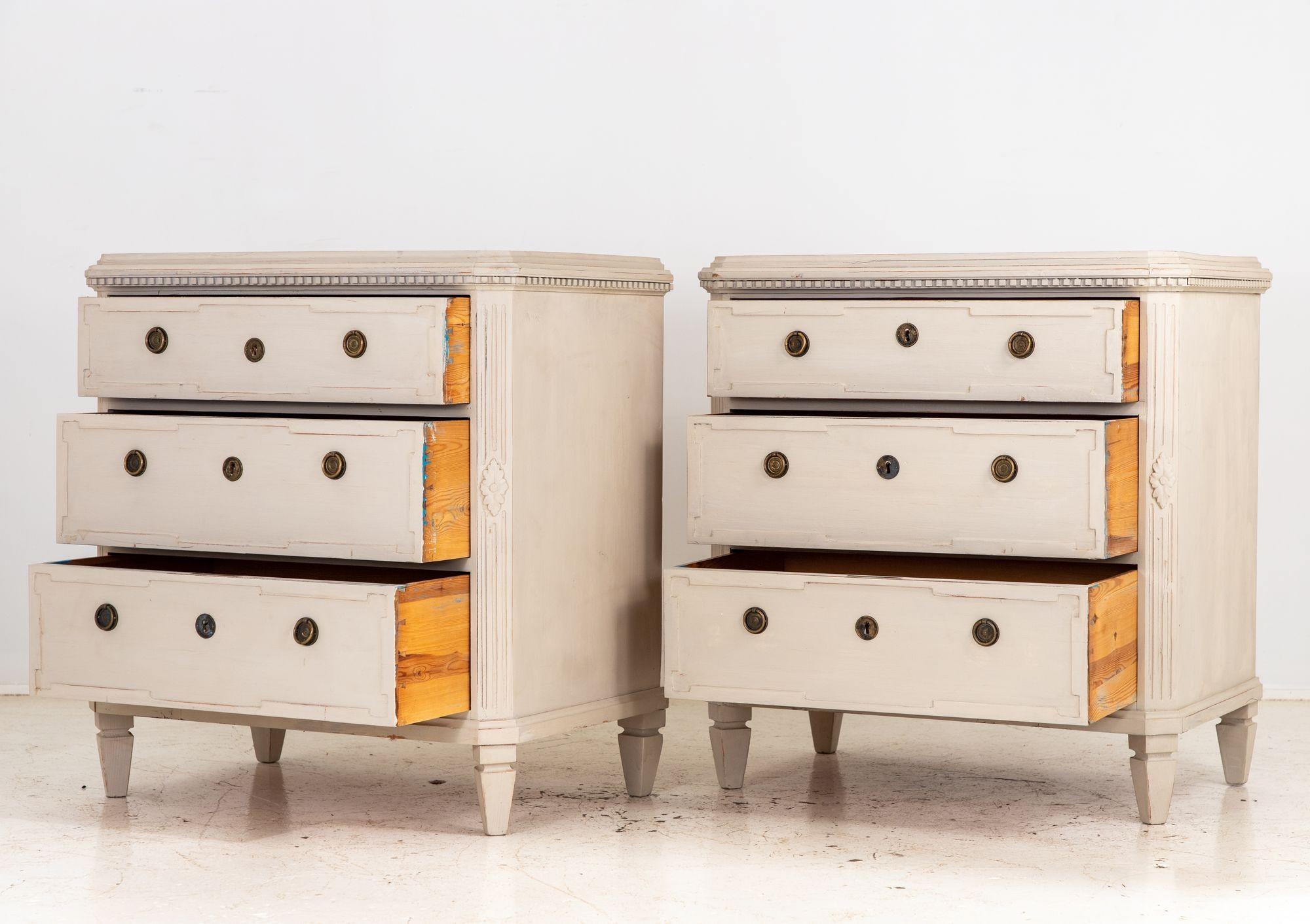 Pair Gustavian Style Chests of Drawers, Early 20th Century In Good Condition For Sale In South Salem, NY