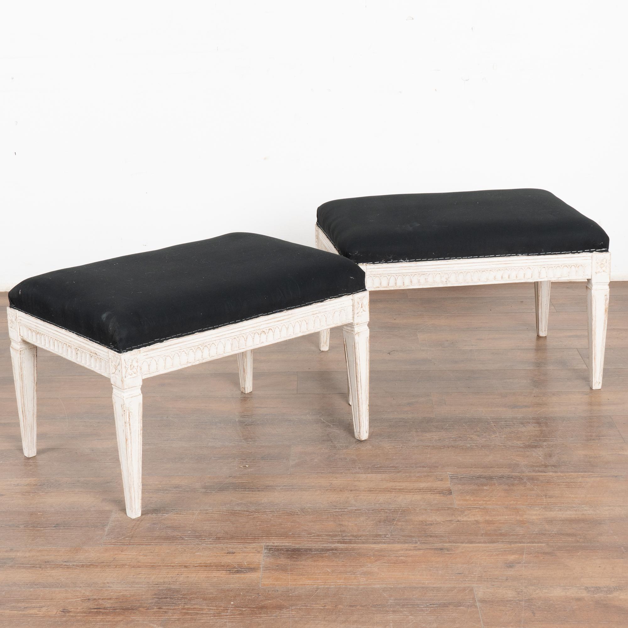 Cette paire de tabourets suédois de style gustavien est une pièce unique en raison de sa taille. Ils reposent tous deux sur des pieds cannelés effilés, tandis que des sculptures complexes le long de la jupe ajoutent une touche d'élégance à la