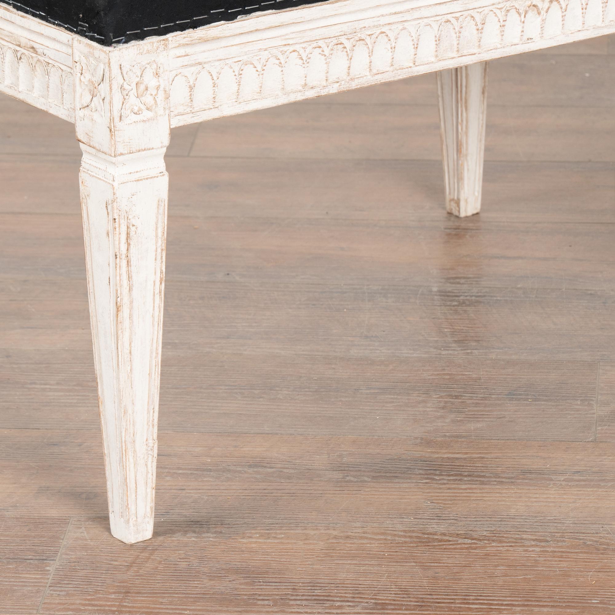 Paire de tabourets peints en blanc, style Gustavien, Suède vers 1880 Bon état - En vente à Round Top, TX
