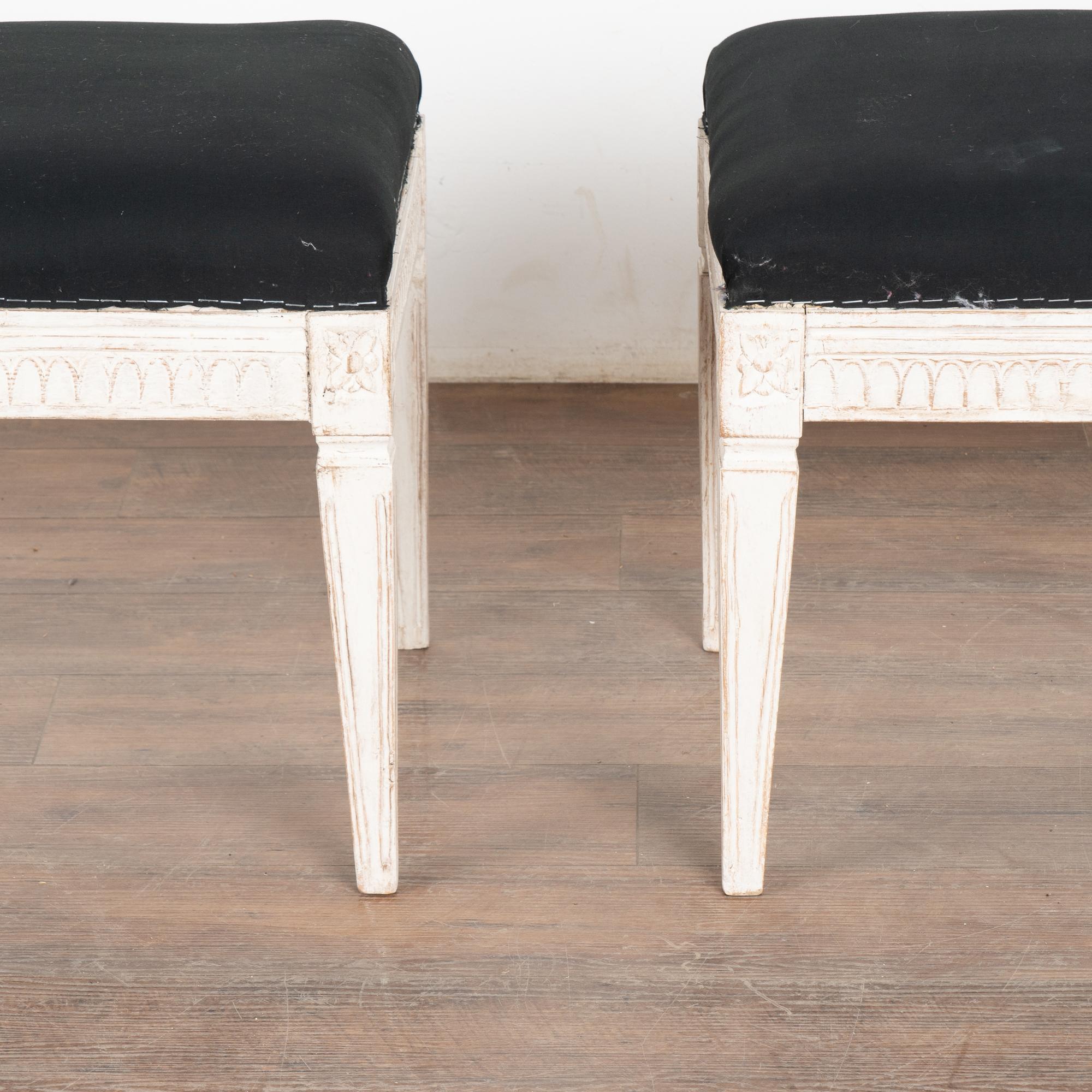 Paire de tabourets peints en blanc, style Gustavien, Suède vers 1880 en vente 1