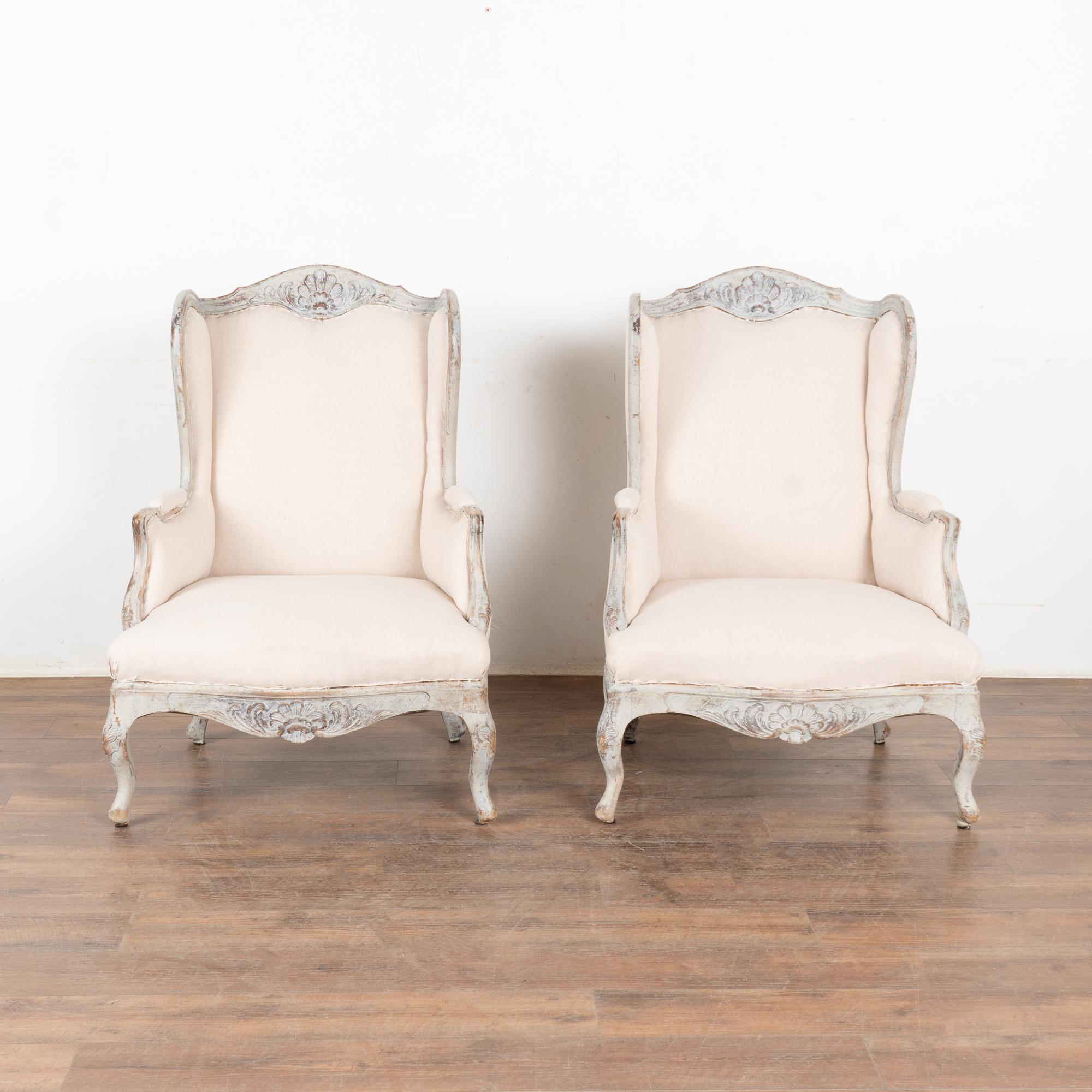 Suédois Paire de chaises grises à dossier Wingback de style Gustavien, Suède circa 1920-40 en vente
