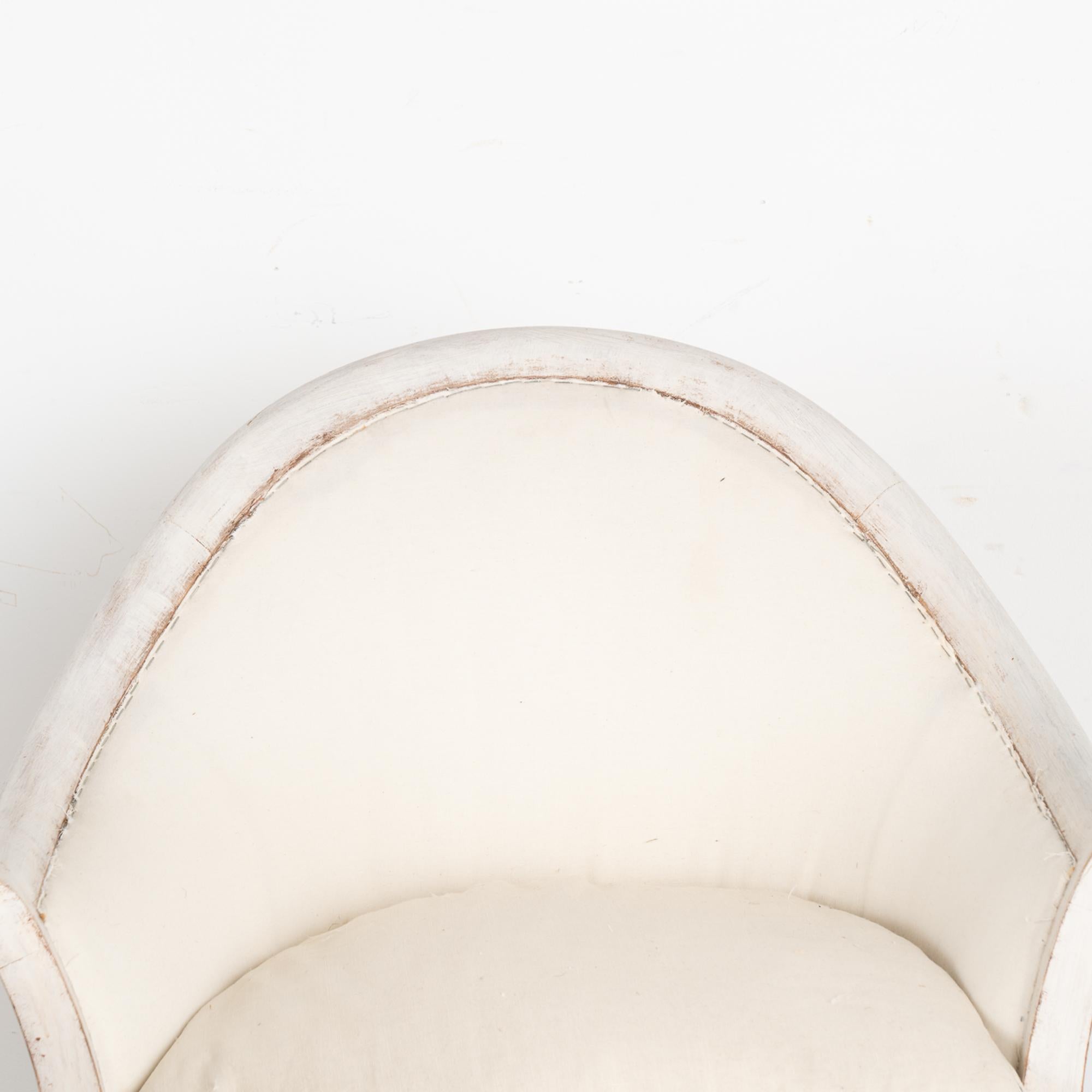 Lin Paire de chaises à accoudoirs blanches de style Gustavien, Suède vers 1910 en vente