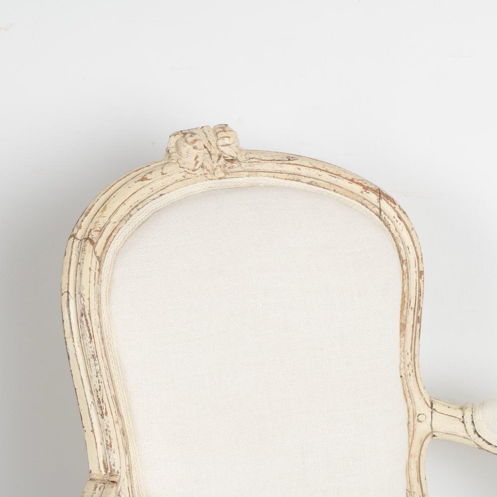 Ein Paar Gustavianische weiß bemalte Sessel aus Schweden, um 1840-60 im Angebot 1