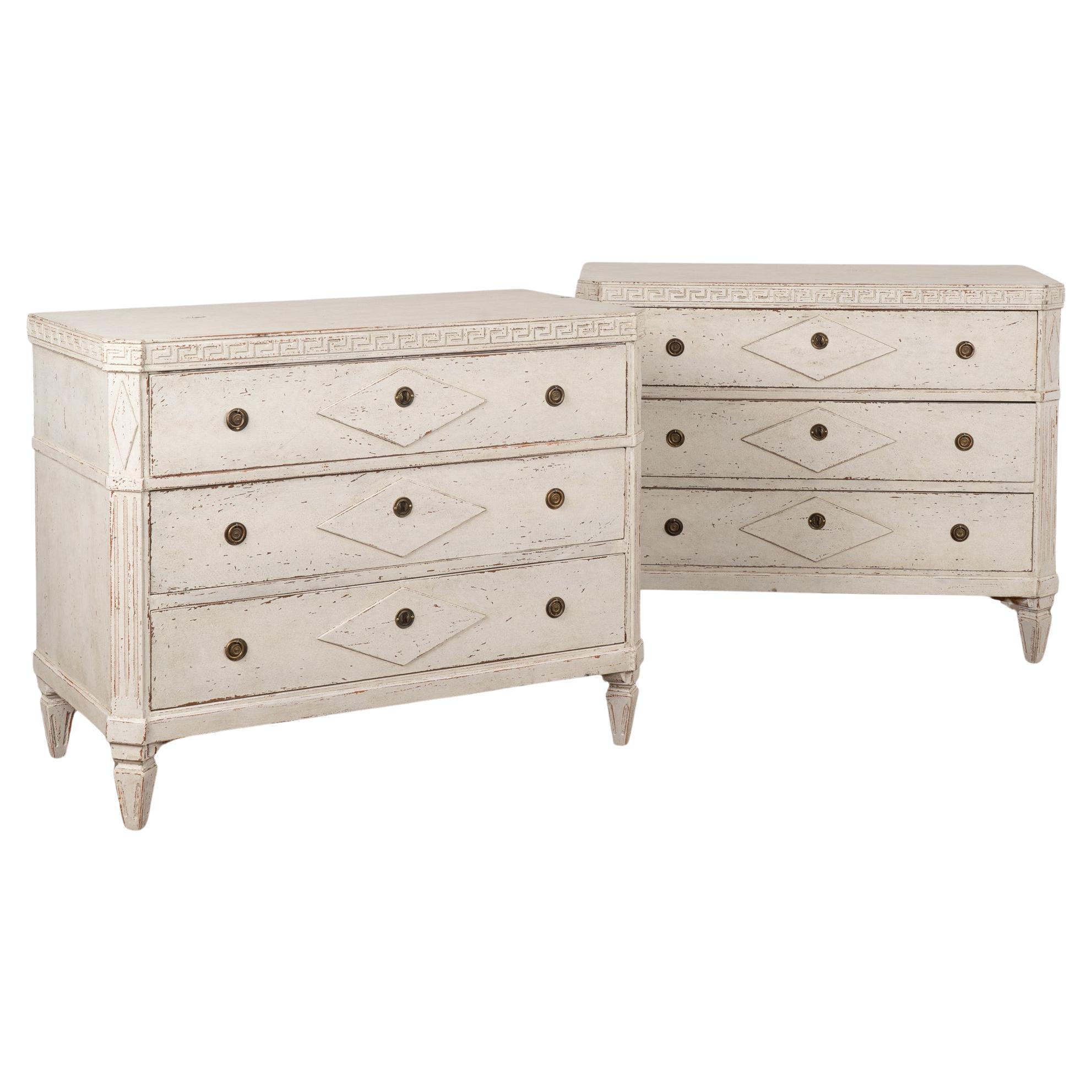 Paire de commodes gustaviennes peintes en blanc, Suède vers 1840-80