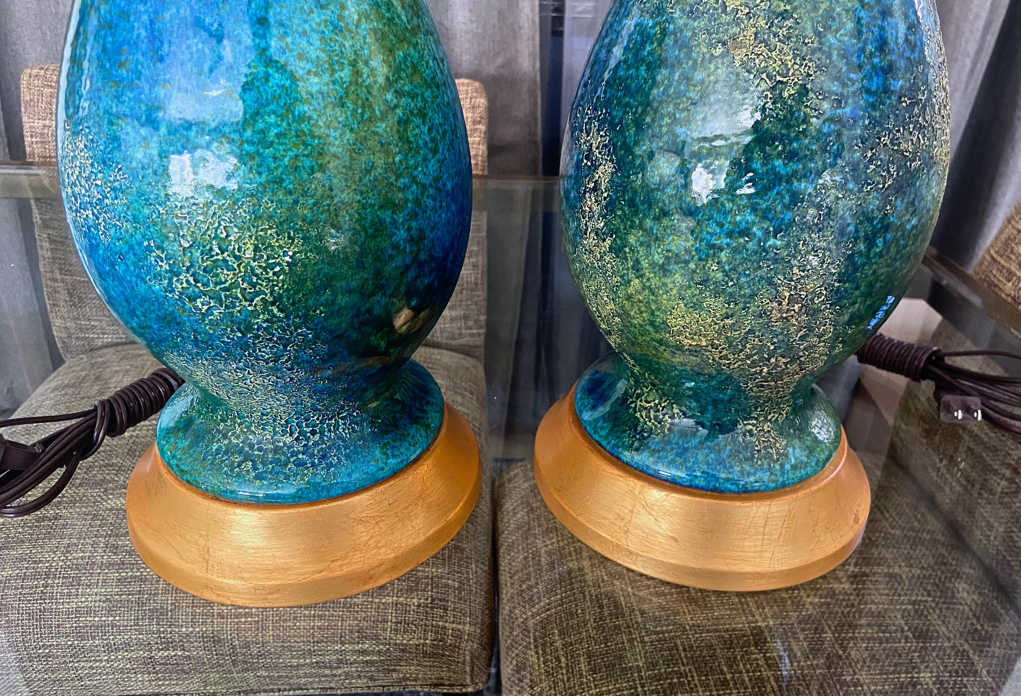Paire de lampes de table étrusques en céramique bleue et verte Haeger 8